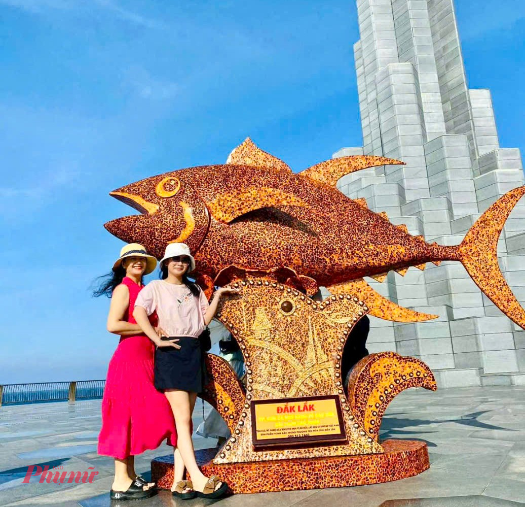 Ngay sau khi hoàn thành, tác phẩm được trưng bày tại quảng trường tháp Nghinh Phong (phường Tuy Hòa, tỉnh Đắk Lắk), thu hút hàng trăm lượt khách đến chiêm ngưỡng và chụp hình lưu niệm. 
