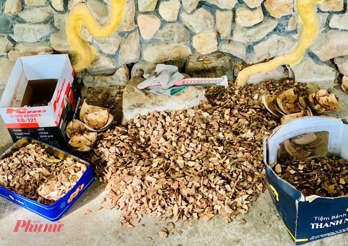 Để hoàn thành tác phẩm, ông Bảo đã huy động 1,2 tấn vỏ gáo dừa khô từ phường Sông Cầu (tỉnh Đắk Lắk). 