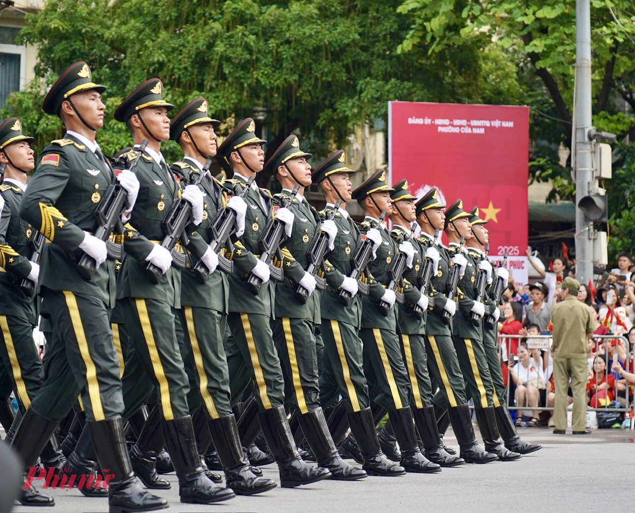 Quân nhân Trung Quốc đi qua ngã ba Cửa Nam.