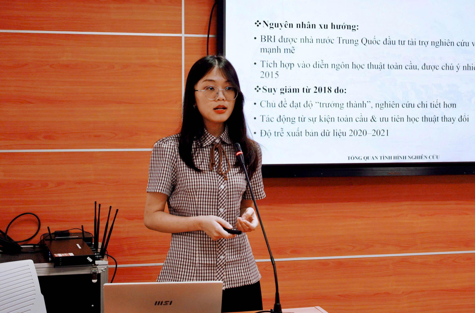 Chuyên gia, giảng viên đến từ các trường đại học chia sẻ kinh nghiệm trong việc nâng cao chất lượng đào tạo ngôn ngữ cho sinh viên - Ảnh: ULAW