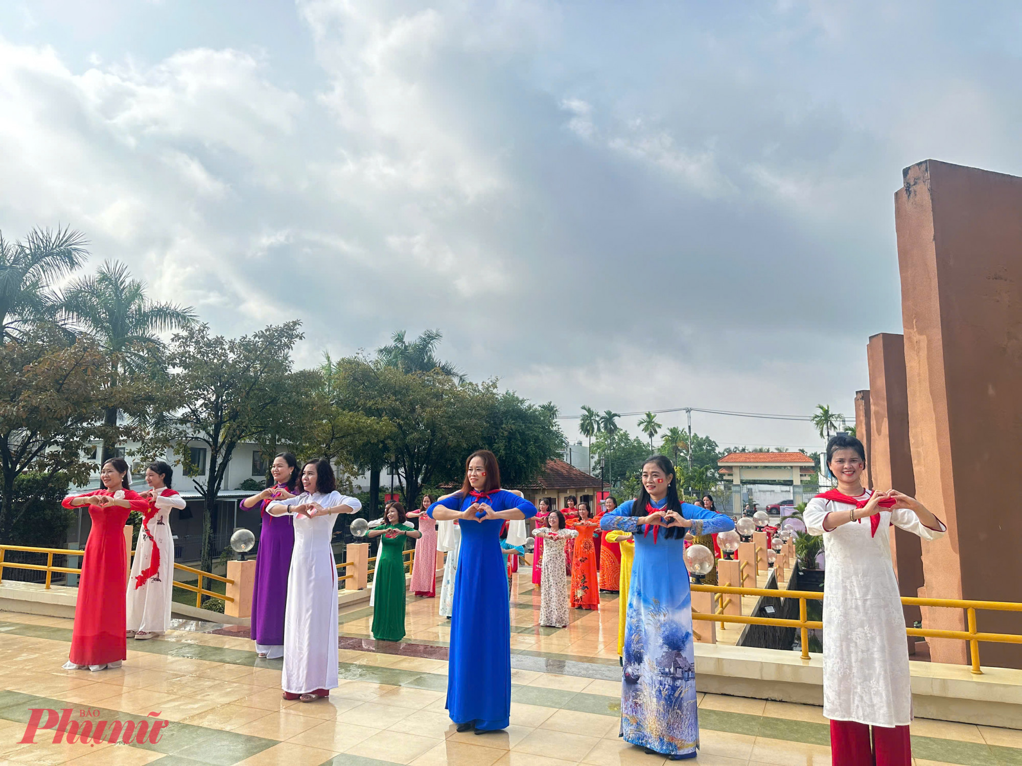 Tại khu tưởng niệm Vườn Cau Đỏ, 200 cán bộ, hội viên phụ nữ phường Thới An đồng diễn dân vũ trên nền nhạc ca khúc Xinh tươi Việt Nam