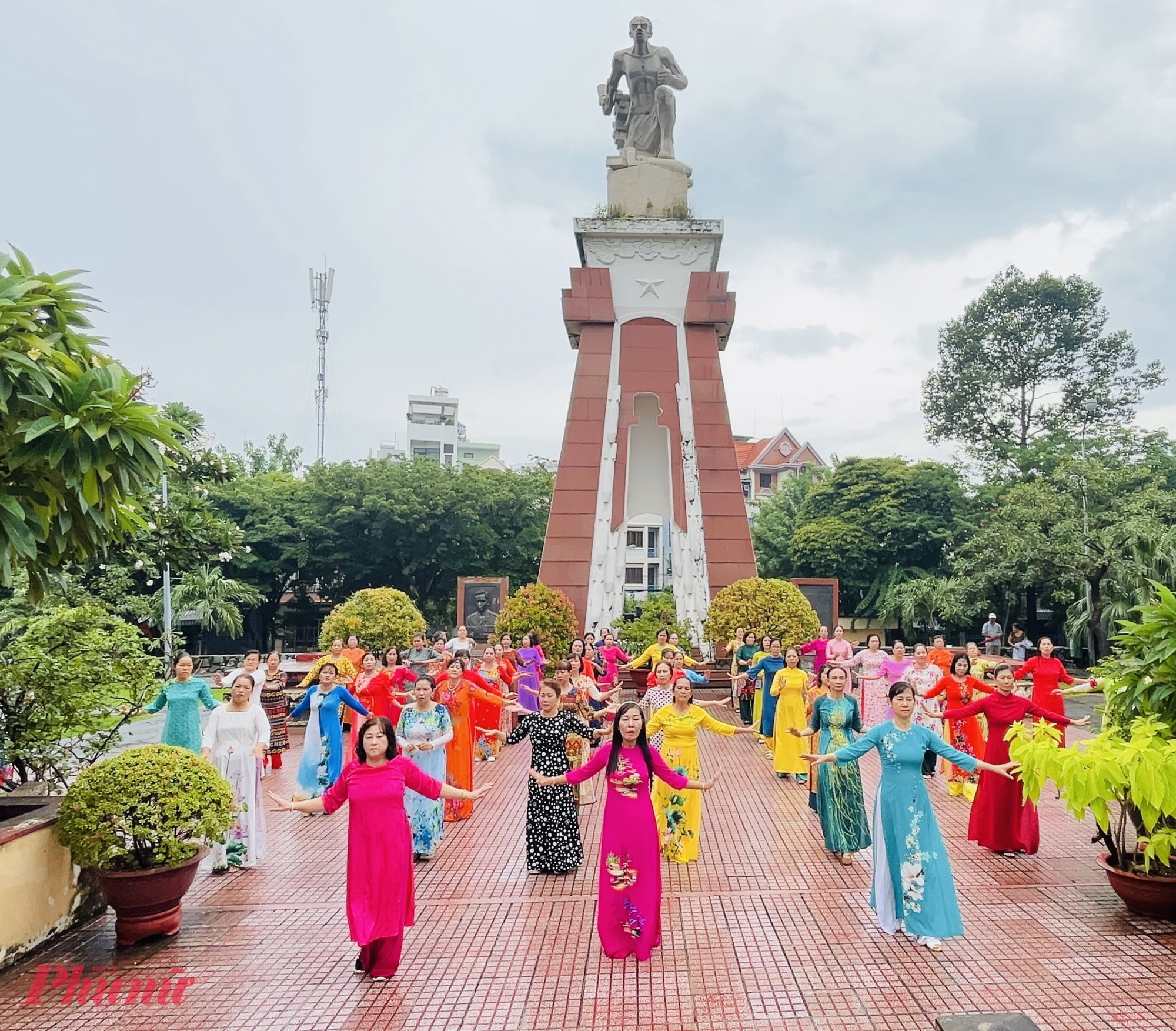 Hội LHPN phường Tân Hòa đồng diễn dân vũ liên khúc Đất nước mùa xuân với sự tham gia của các chi hội và đông đảo hội viên phụ nữ tại Di tích lịch sử Kho bom Phú Thọ Hòa