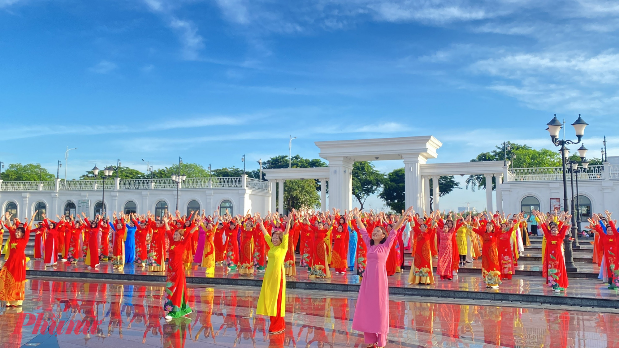 Tại khu đô thị Vạn Phúc, 260 dì, chị là thành viên các câu lạc bộ, đội, nhóm, cán bộ, hội viên 97 chi hội trực thuộc Hội LHPN phường Hiệp Bình cùng đồng diễn dân vũ trên nền nhạc 2 ca khúc Đất nước trọn niềm vui và Mùa xuân trên thành phố Hồ Chí Minh.