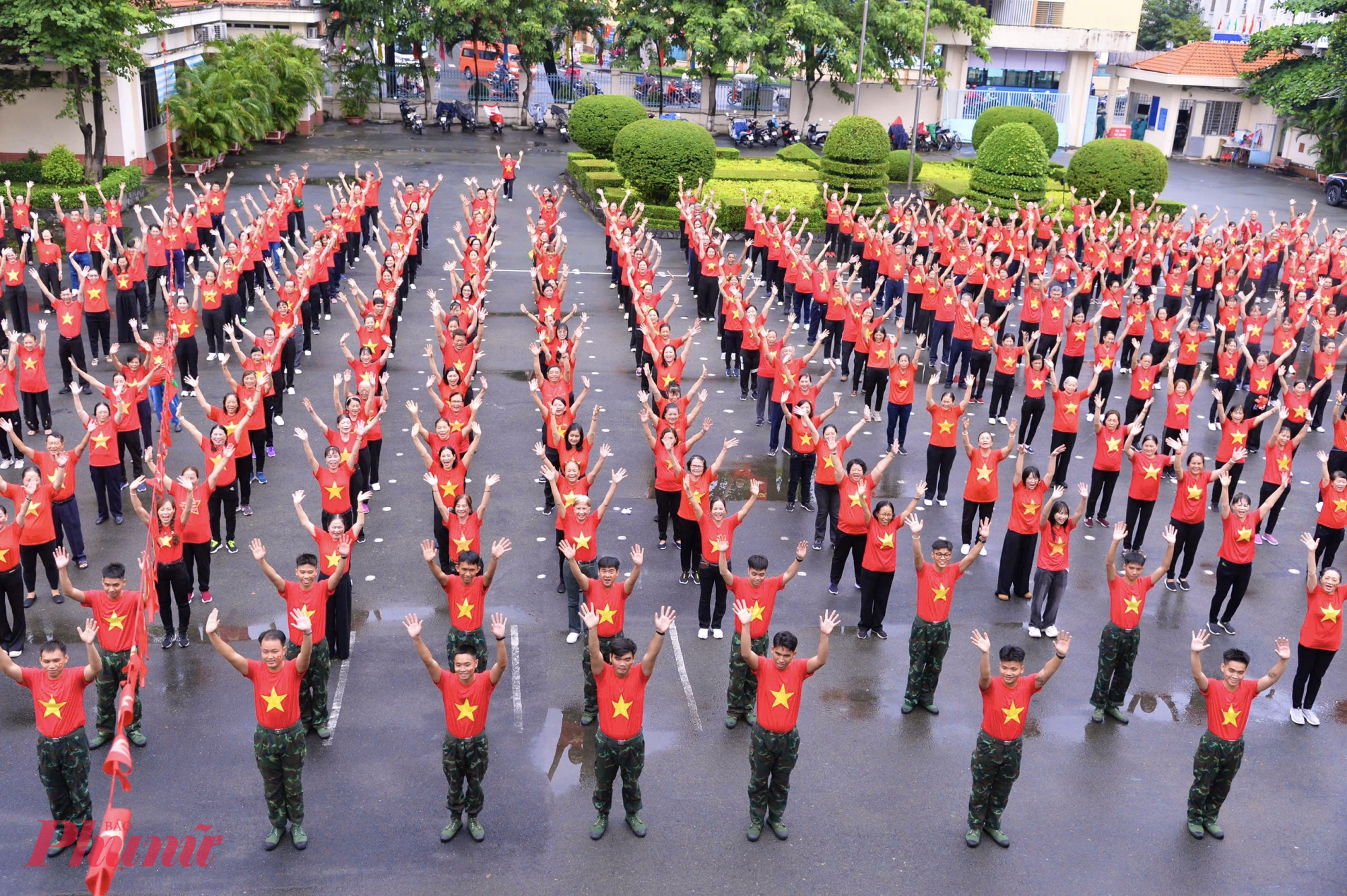 Tại phường Bình Thạnh, 750 hội viên phụ nữ và đoàn viên, thanh niên đã cùng hòa mình trong màn đồng diễn với chủ đề “Việt Nam – Tự hào tiếp bước tương lai”, tạo nên không khí sôi nổi, đầy tự hào