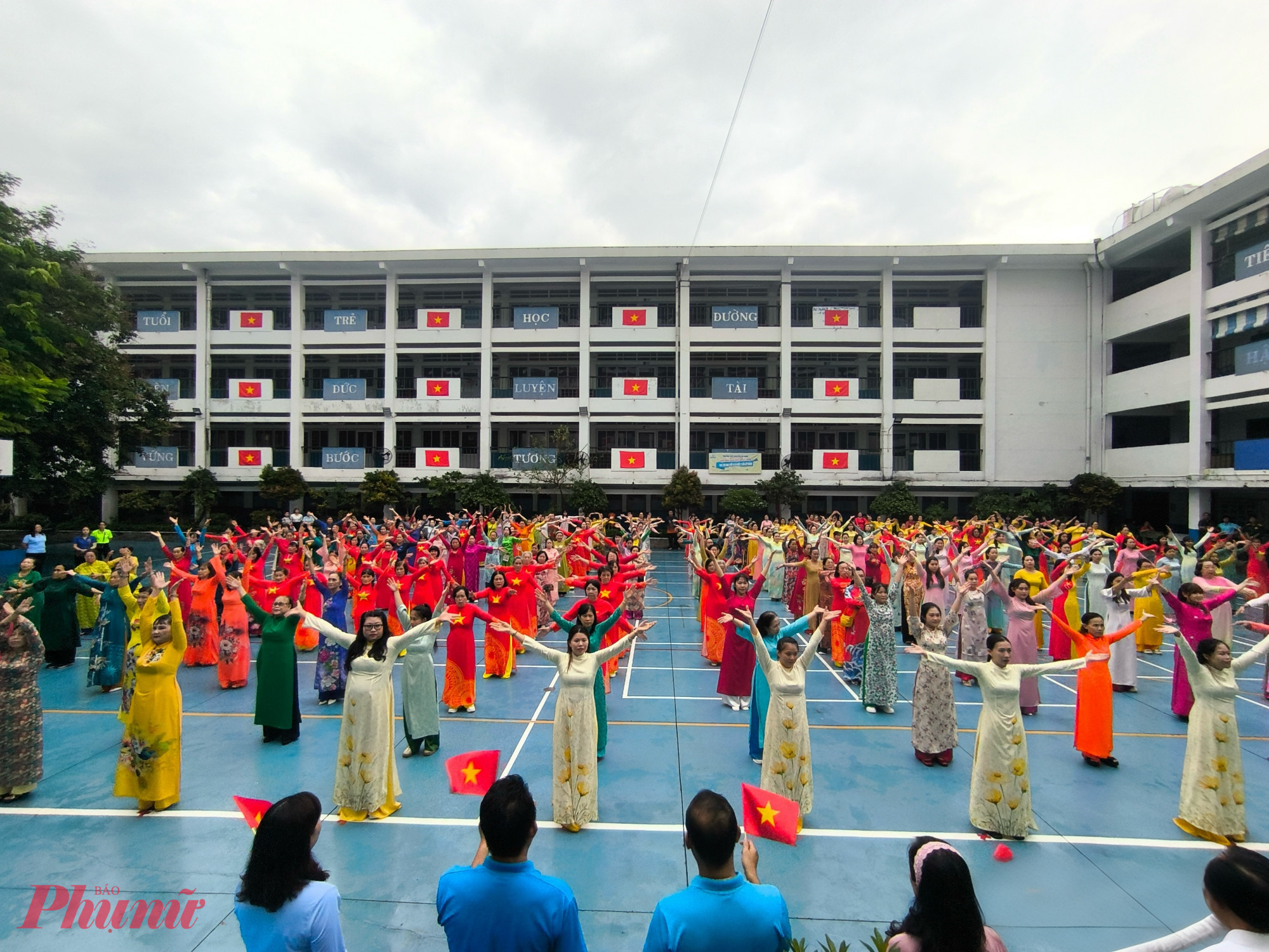 Tại phường Vườn Lài, 300 giáo viên các trường học cùng cán bộ, hội viên phụ nữ trong trang phục áo dài truyền thống đã đồng diễn liên khúc Đất nước mùa xuân gồm hai ca khúc Đất nước trọn niềm vui và Mùa xuân trên Thành phố Hồ Chí Minh, tạo nên khí thế vui tươi, hào hùng và gắn kết