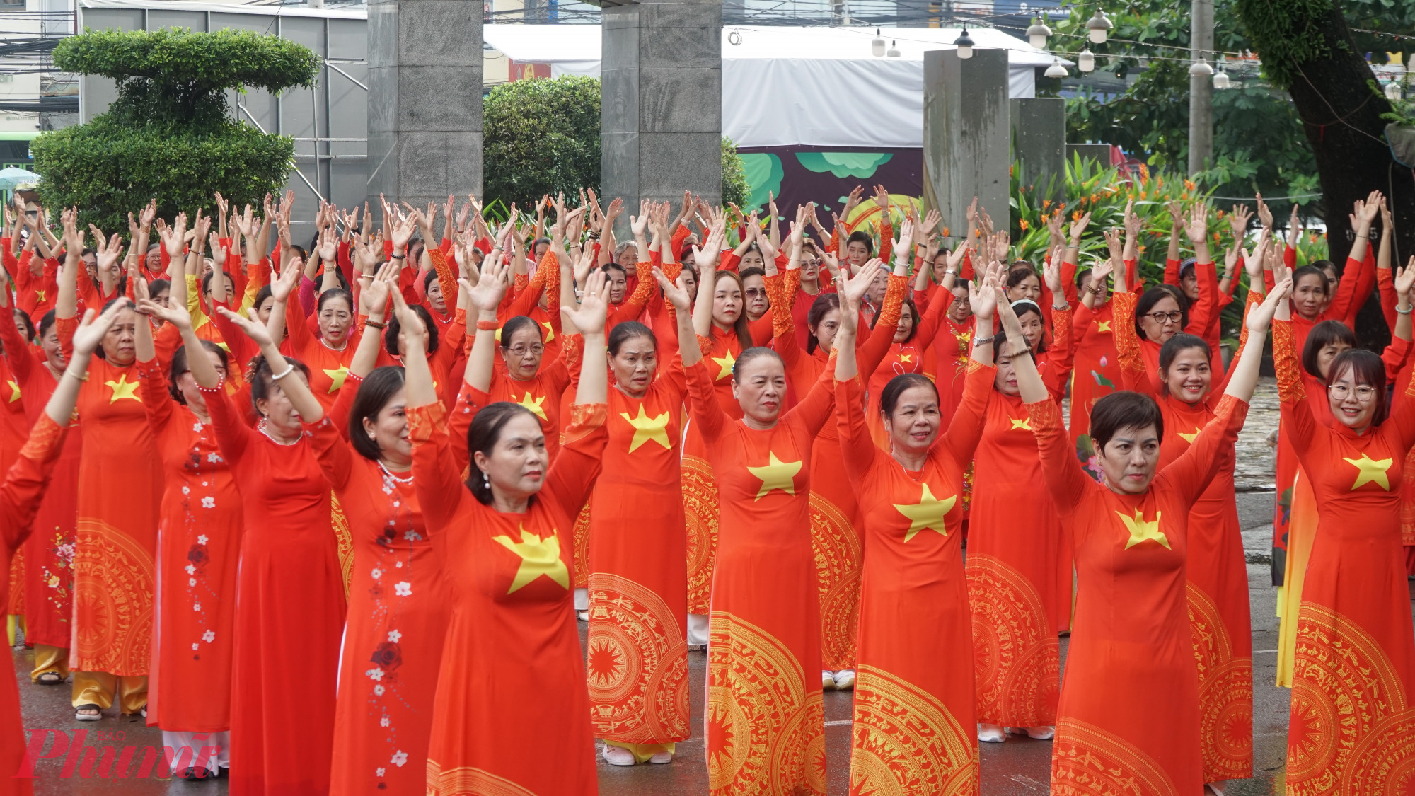 Hội LHPN phường Diên Hồng phối hợp cùng Hội LHPN phường Hòa Hưng tổ chức đồng diễn dân vũ với chủ đề Khát vọng Việt Nam – Vươn tầm hội nhập. Chương trình có sự tham gia của 500 cán bộ, hội viên phụ nữ, giáo viên, đoàn viên và người dân hai phường, biểu diễn liên khúc Đất nước mùa xuân tại Công viên Văn hóa Lê Thị Riêng