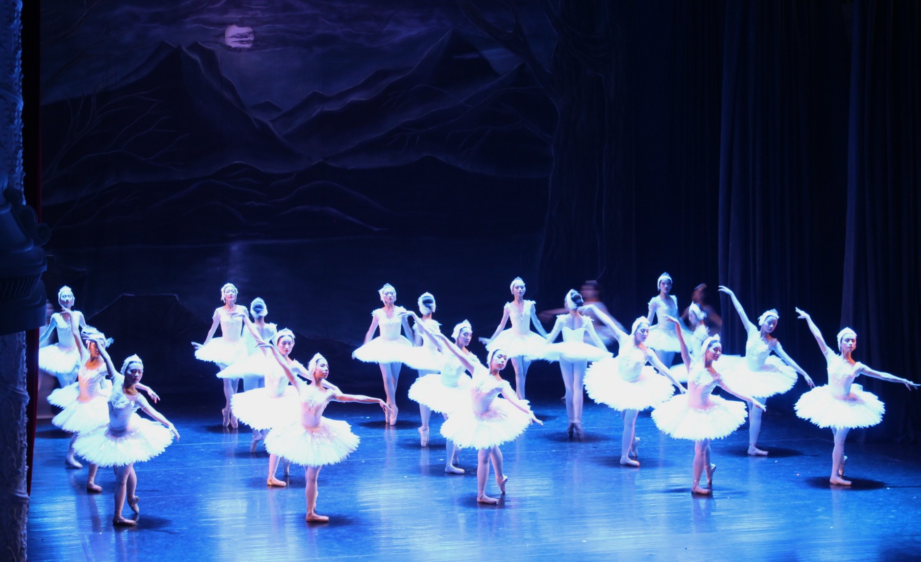 Sân khấu Nhà hát TPHCM quá nhỏ cho các vở ballet hay nhạc kịch - Ảnh: NGỌC TUYẾT