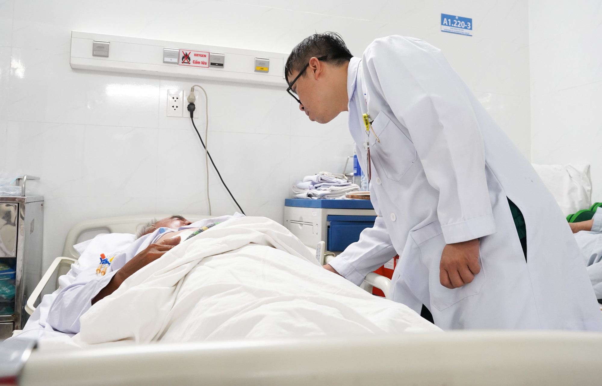 Bác sĩ Bệnh viện Thống Nhất thăm khám lại cho ông H. sau phẫu thuật, ảnh BVCC