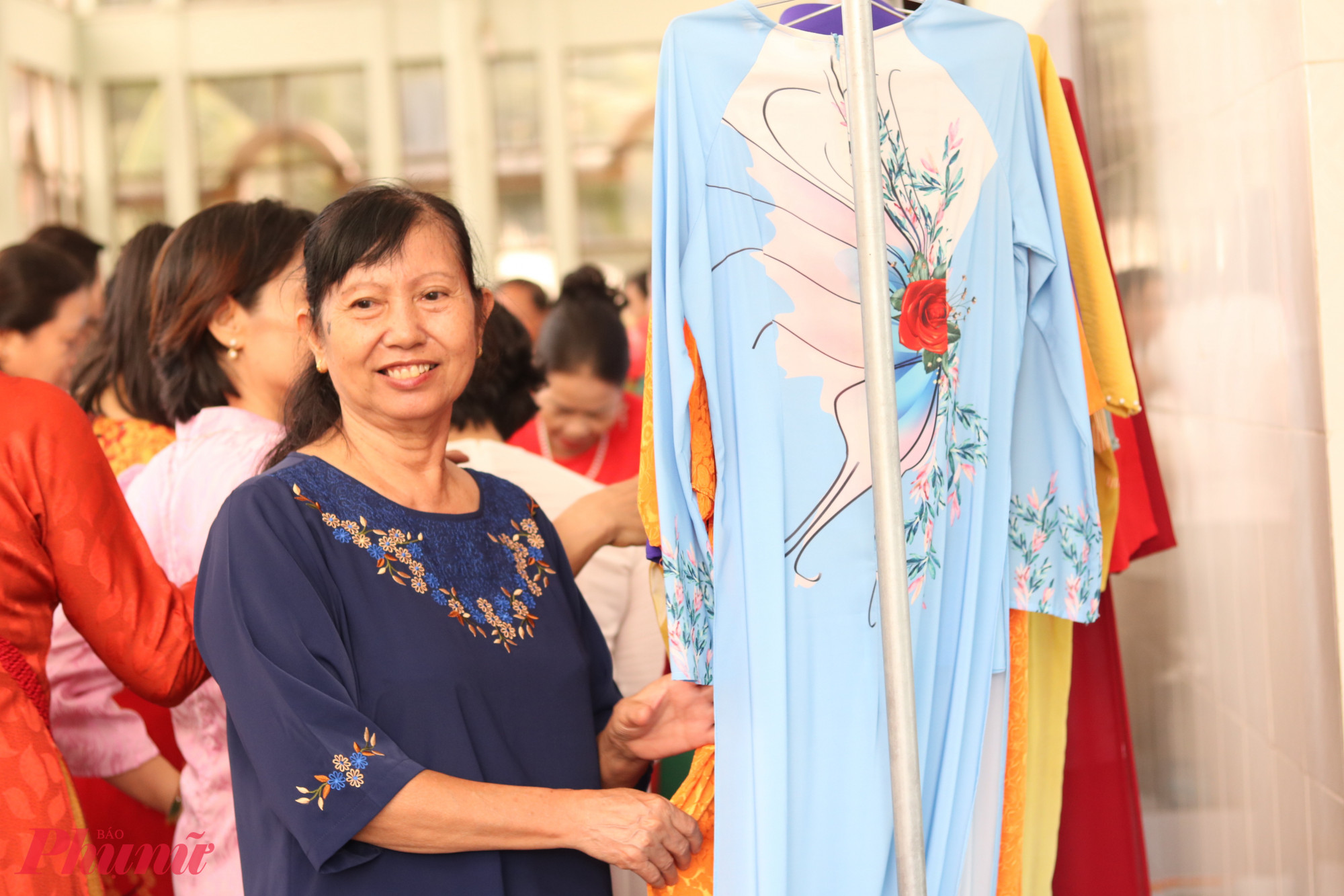 Tại gian hàng áo dài nghĩa tình có 100 bộ áo dài dành tặng chị em - Ảnh: Mẫn Nhi