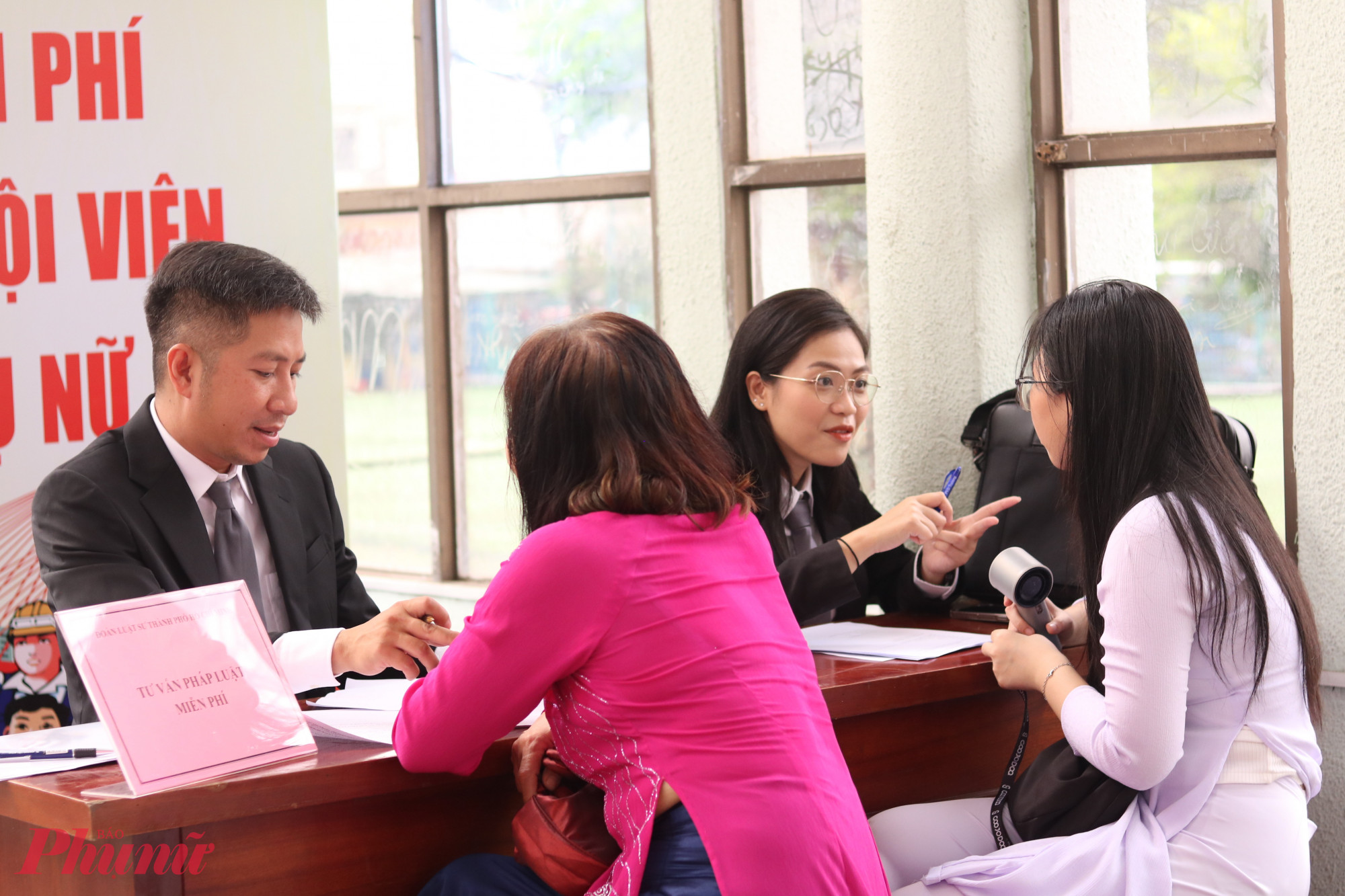 Các luật sư tư vấn pháp luật miễn phí - Ảnh: Mẫn Nhi