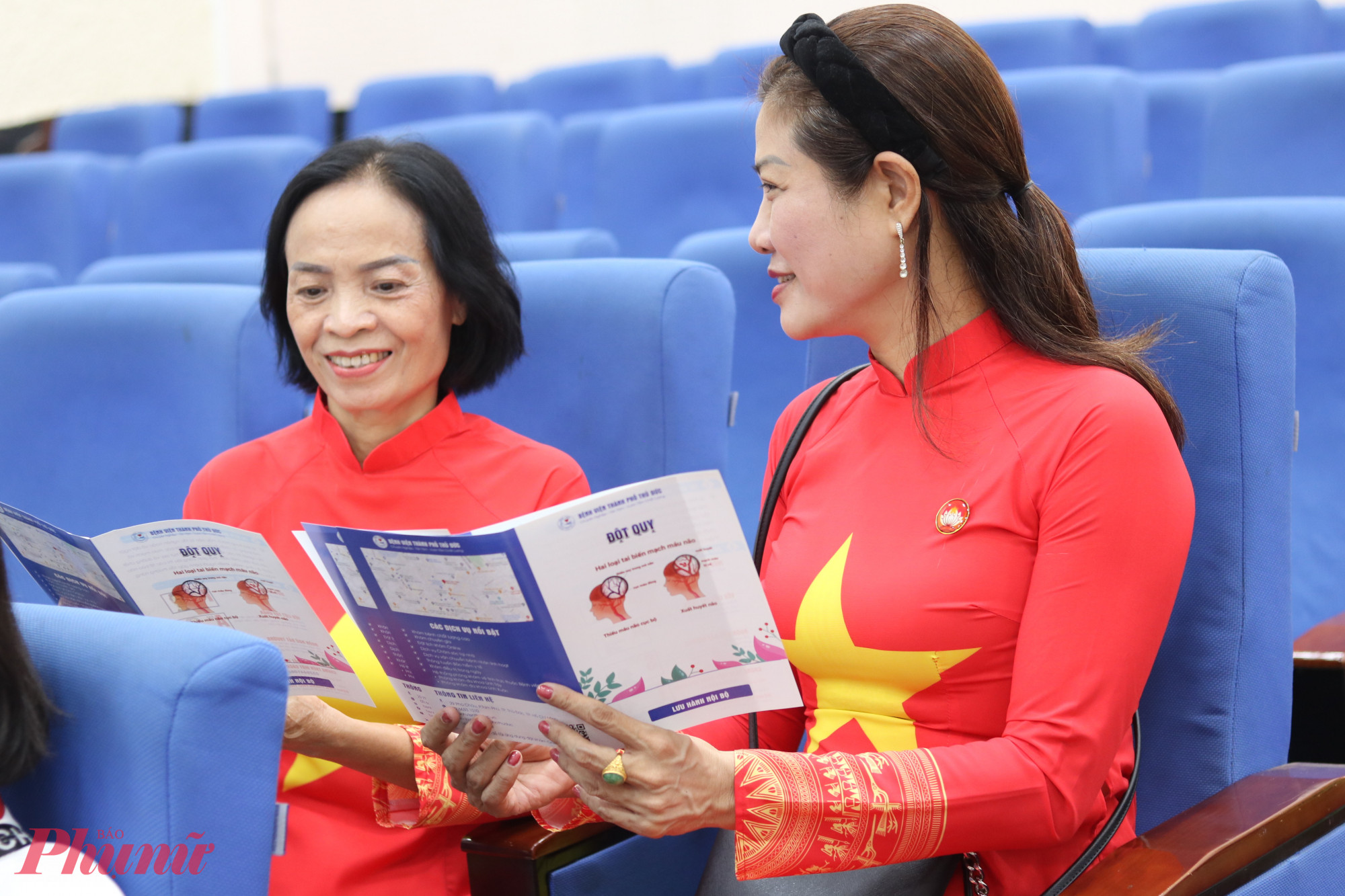 Chị em ở phường Thủ Đức được cung cấp tờ gấp tài liệu liên quan đột quỹ não - Ảnh: Mẫn Nhi