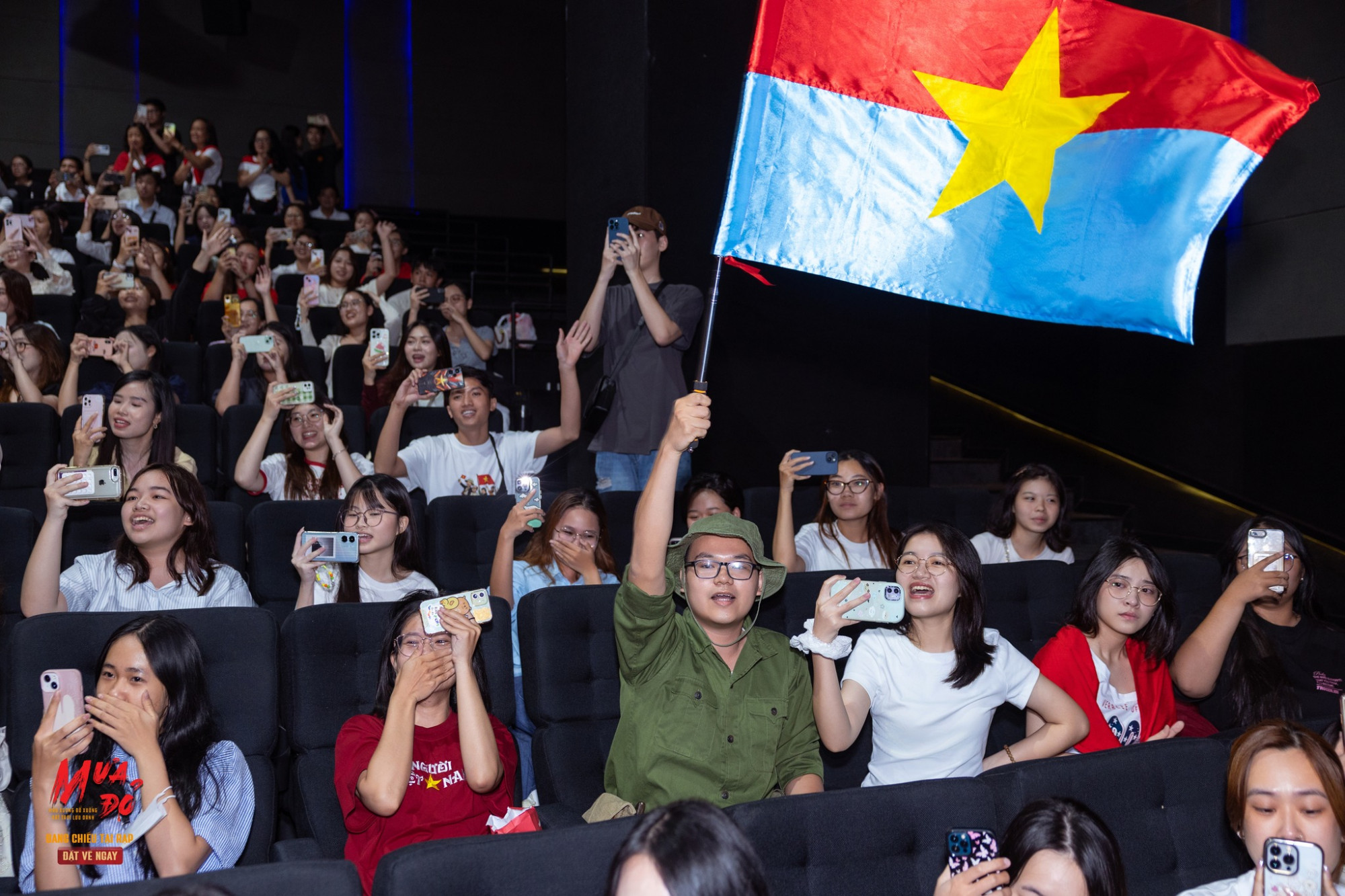 Khán giả hào hứng giao lưu với ê kíp phim sau buổi chiếu (Ảnh: FP phim )