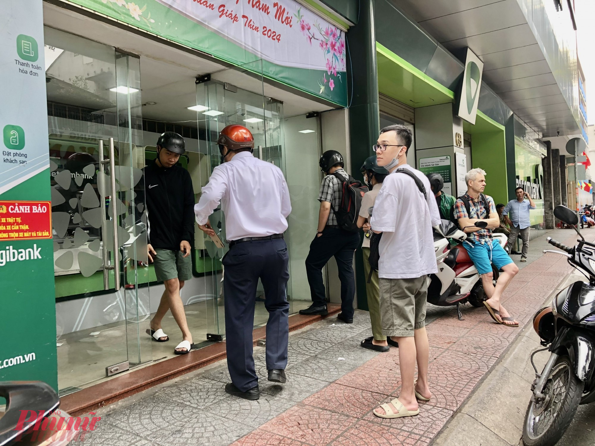 Các ngân hàng đảm bảo các ATM hoạt động thông suốt dịp lễ 2/9 để đảm bảo nhu cầu giao dịch của khách hàng - Ảnh: Thanh Hoa