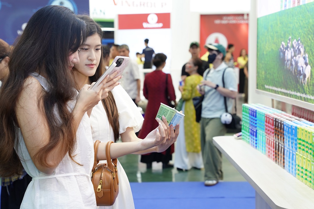 Các bạn trẻ đặc biệt yêu thích không gian trưng bày và trải nghiệm của Vinamilk - Ảnh: Tịnh Không