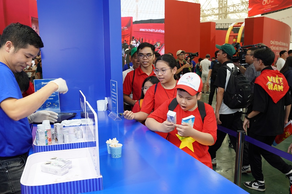 Nhiều em nhỏ thích mê khi được thưởng thức thêm các sản phẩm mới của hiệu sữa quen thuộc mà các em uống mỗi ngày - Ảnh: Vi Nam
