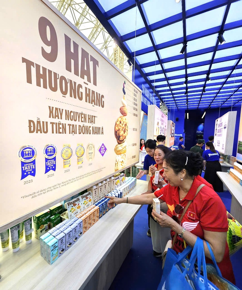 Các sản phẩm sữa thực vật không chứa lactose, không chất bảo quản, không thuốc diệt cỏ Glyphosate và được sản xuất với công nghệ xay nguyên hạt để giữ trọn dinh dưỡng của Vinamilk được giới thiệu đến mọi người - Ảnh: Vi Nam