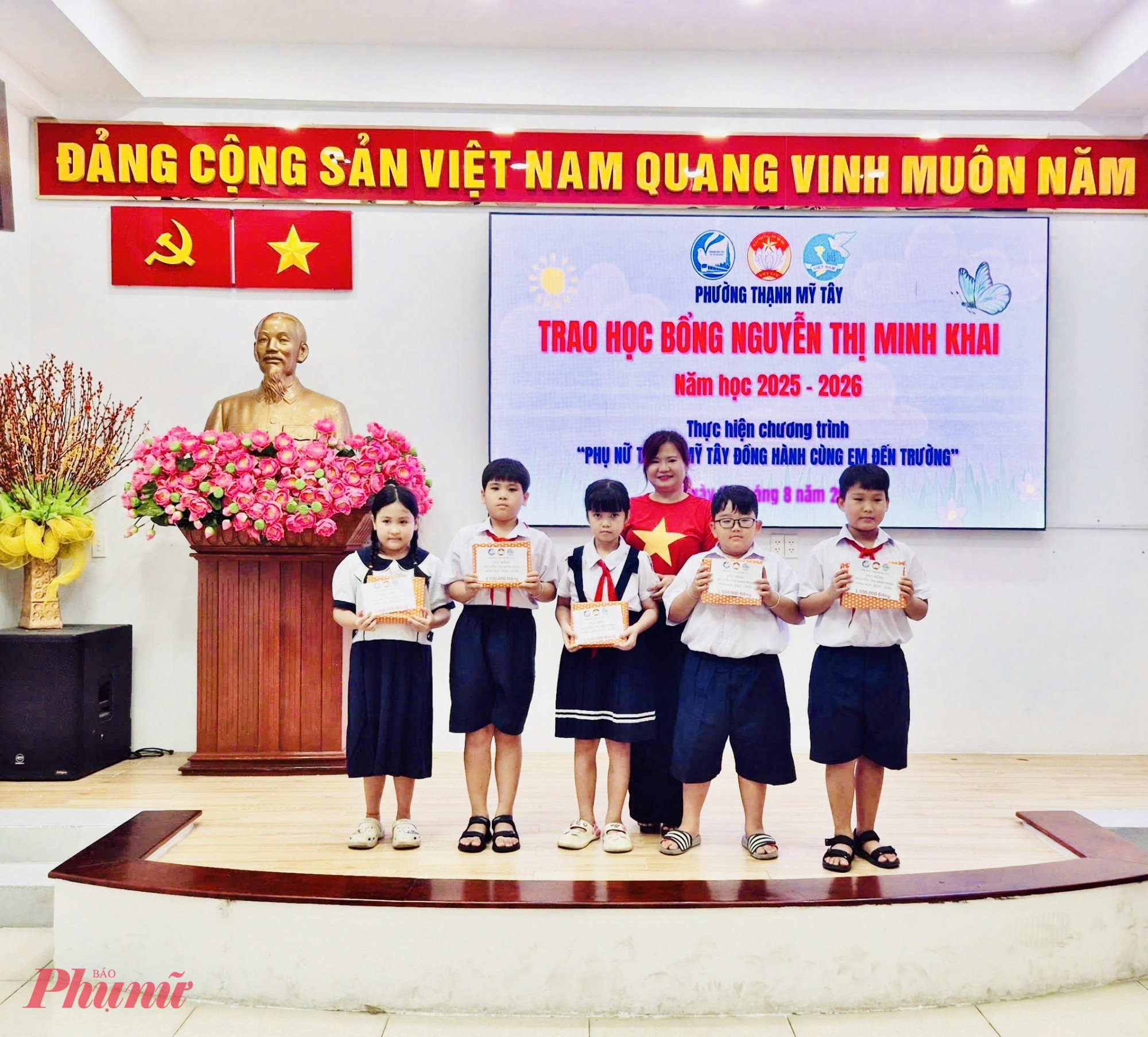 Bà Huỳnh Thị Thanh Thảo –Chủ tịch Hội LHPN phường Thạnh Mỹ Tây trao học bổng đến các em học sinh vượt khó, hiếu học