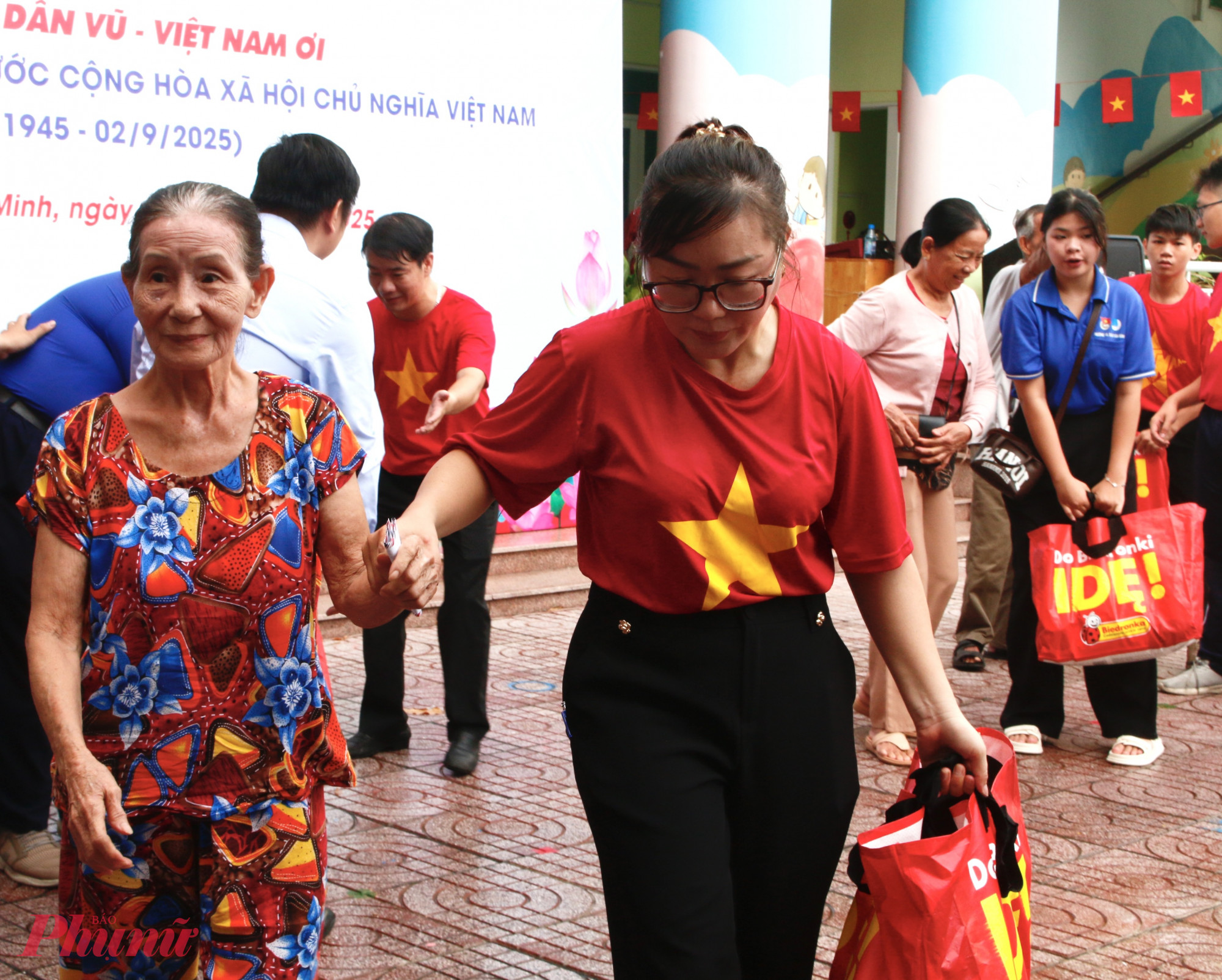 Người dân phấn khởi nhận quà ra về
