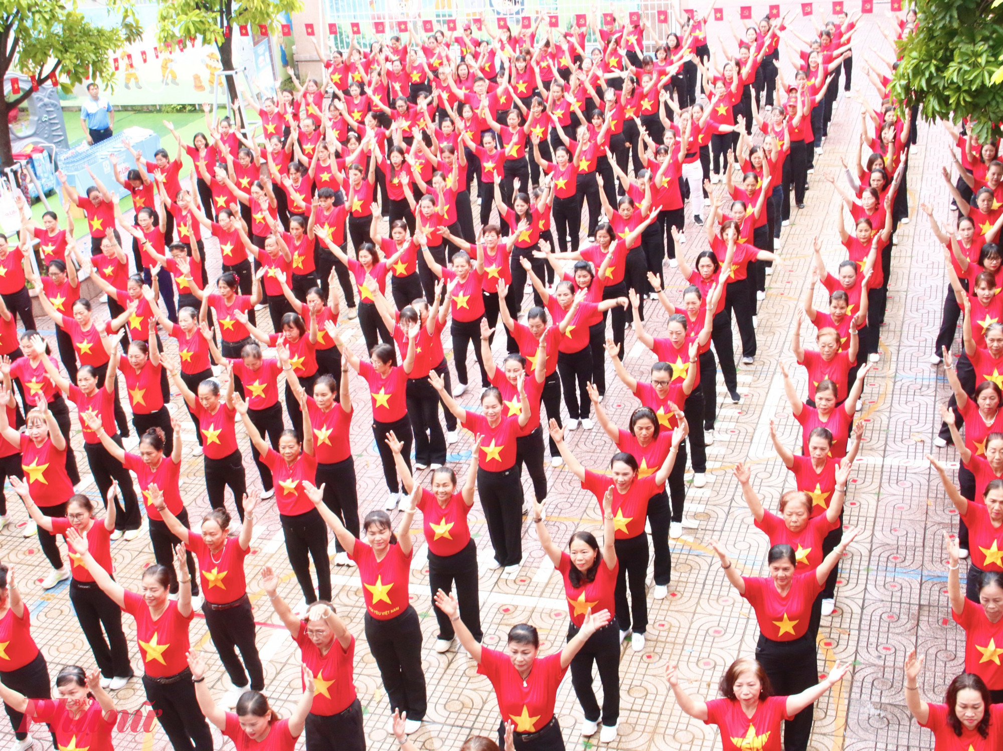 Dịp này, hơn 300 đoàn viên thanh niên, hội viên phụ nữ và công đoàn viên đến từ 45 khu phố cùng các trường học trên địa bàn đã đồng diễn dân vũ trên nền ca khúc “Việt Nam ơi!” trong trang phục áo cờ đỏ sao vàng trong ngày hội.