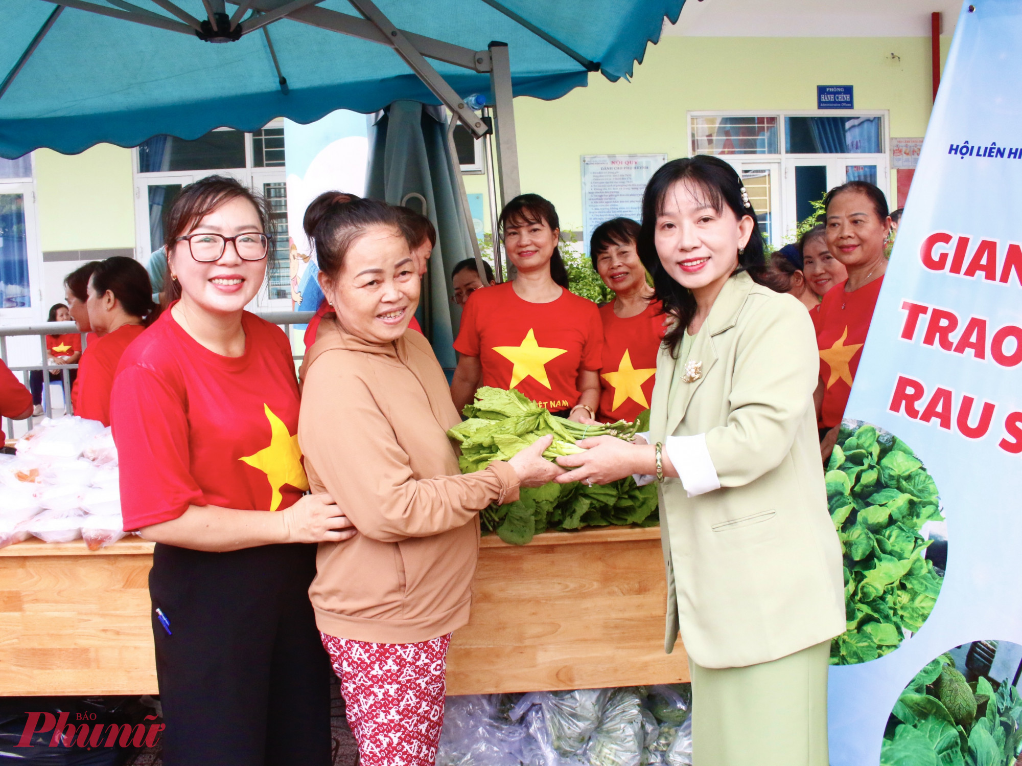 Bà Huỳnh Thị Thuý Phương – Phó chủ tịch Hội LHPN TPHCM trao tặng rau sạch đến hội viên phụ nữ khó khăn