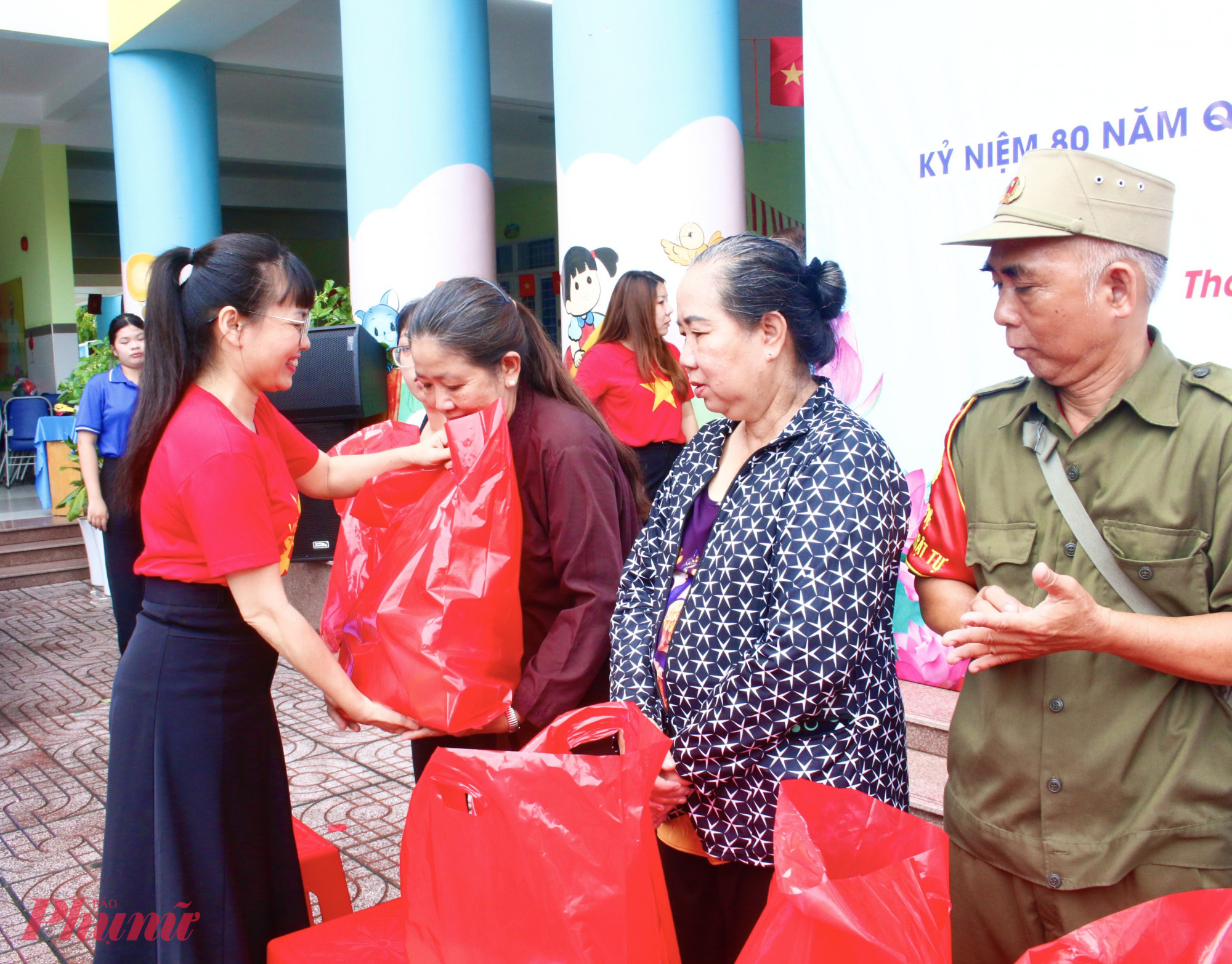 Bà Bùi Thị Hải Hà – Chủ tịch Ủy ban MTTQ Việt Nam phường Bảy Hiền trao quà đến các gia đình hộ cận nghèo, khó khăn