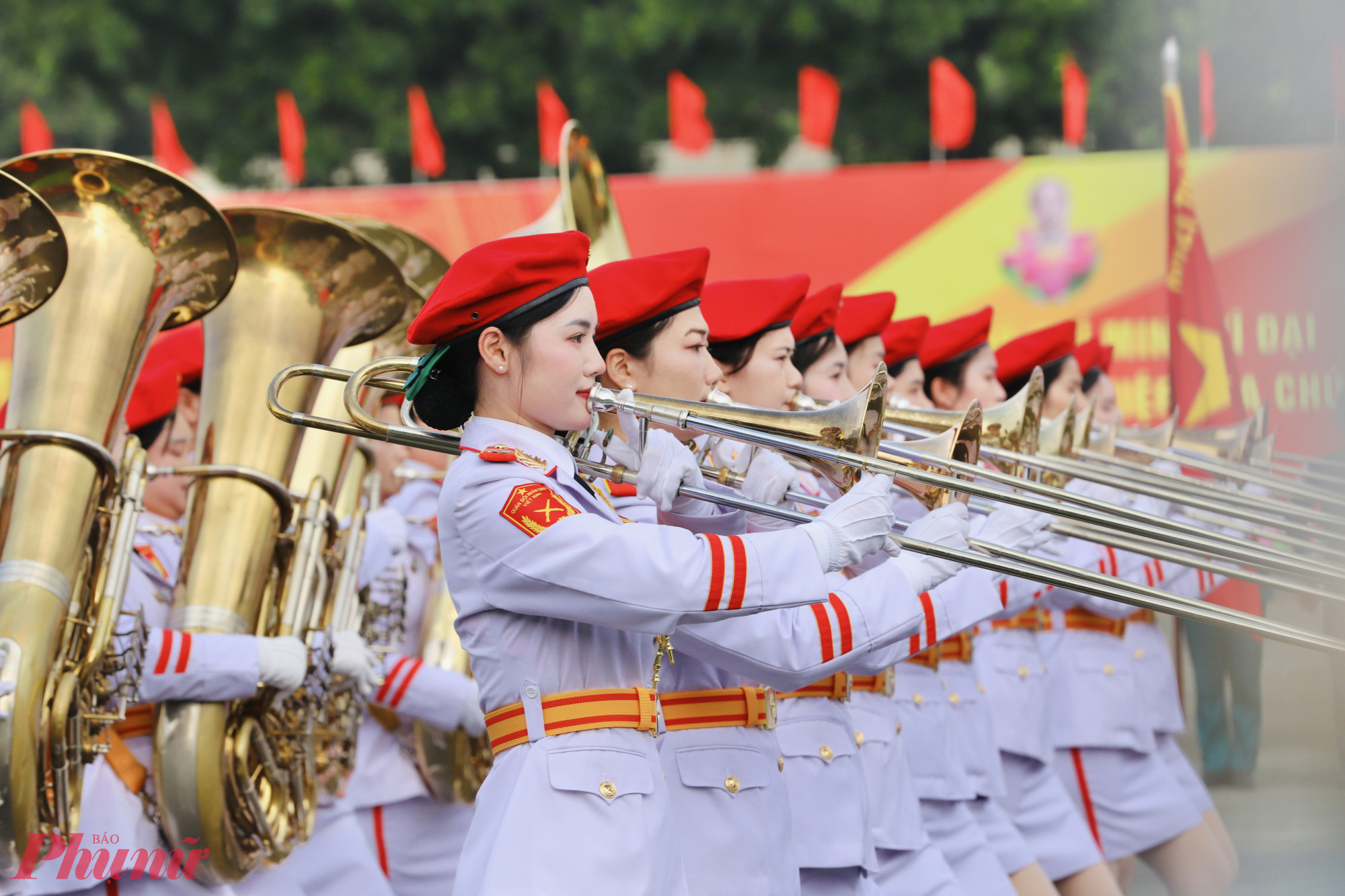 Khối nữ quân nhạc tham gia diễu binh, diễu hành 