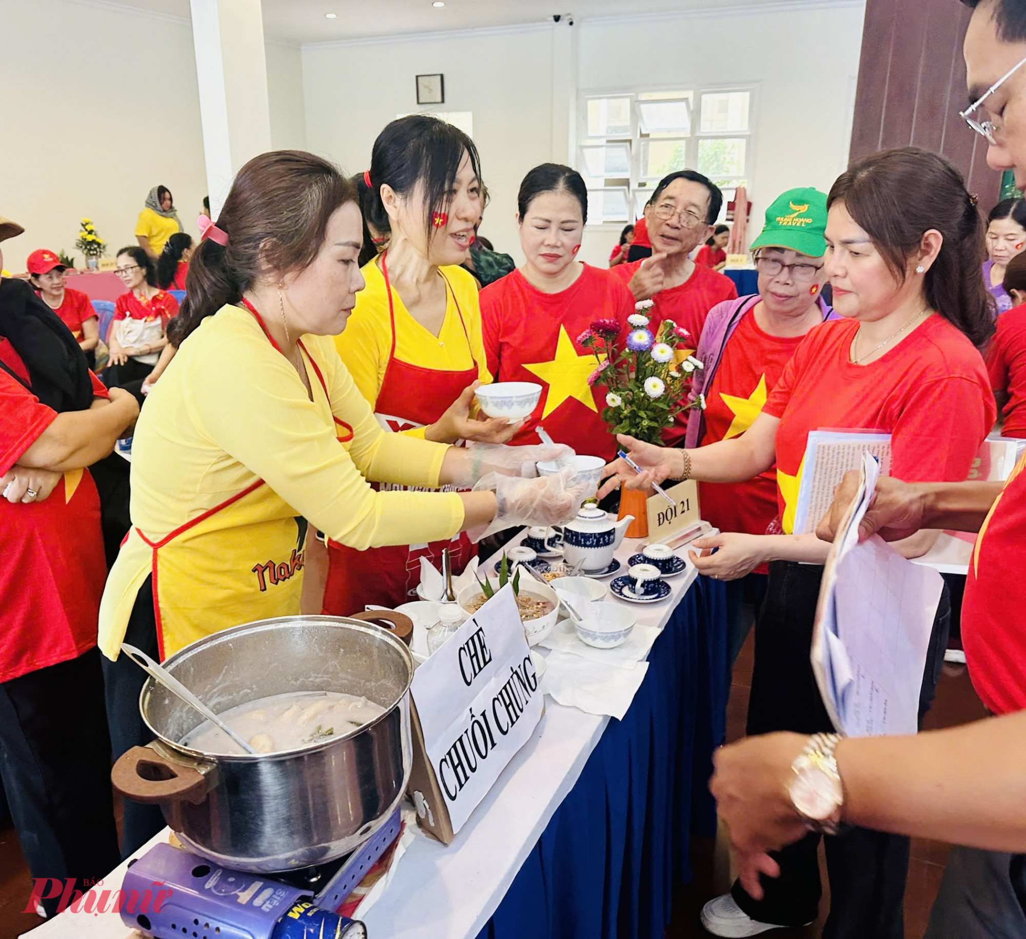 Hội viên phụ nữ tham gia hội thi nấu ăn 