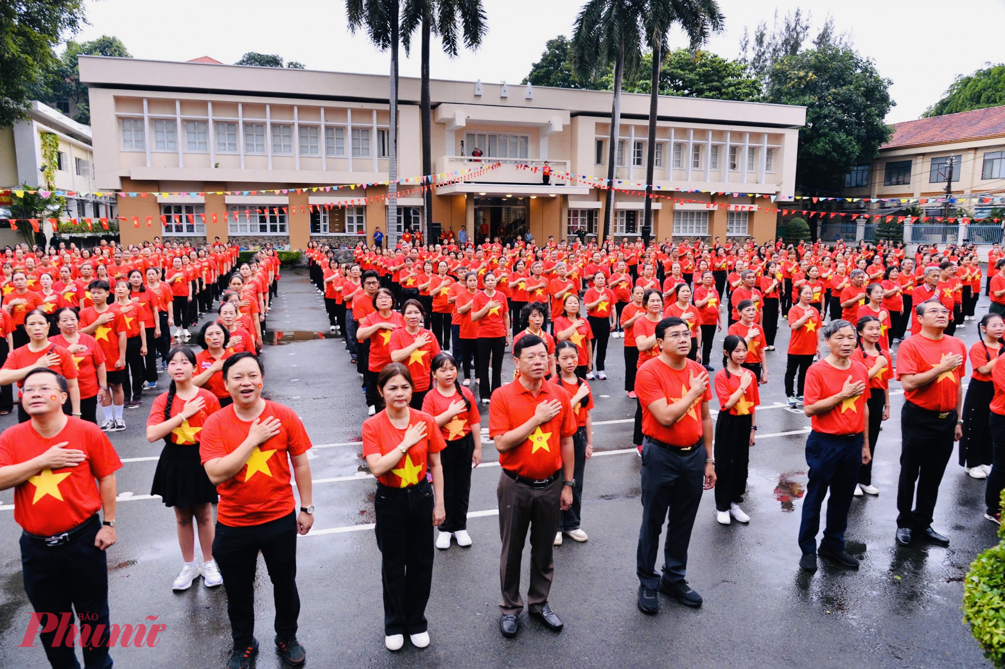 Các đại biểu tham dự ngày hội thực hiện nghi thức lễ chào cờ