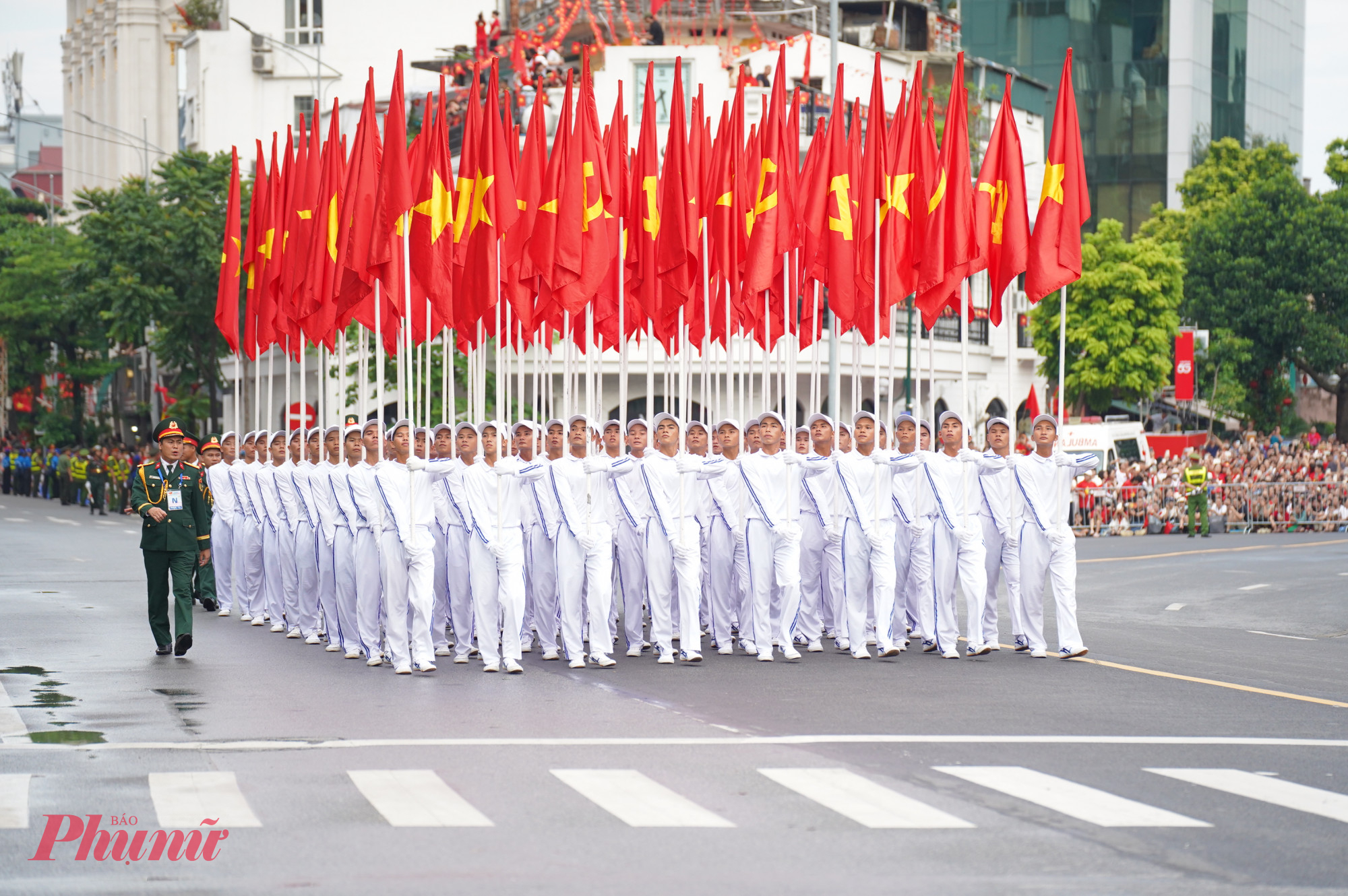 Khối Cờ Đảng, Cờ Tổ quốc đi đầu trong đoàn diễu binh, diễu hành trên đường phố Hà Nội.