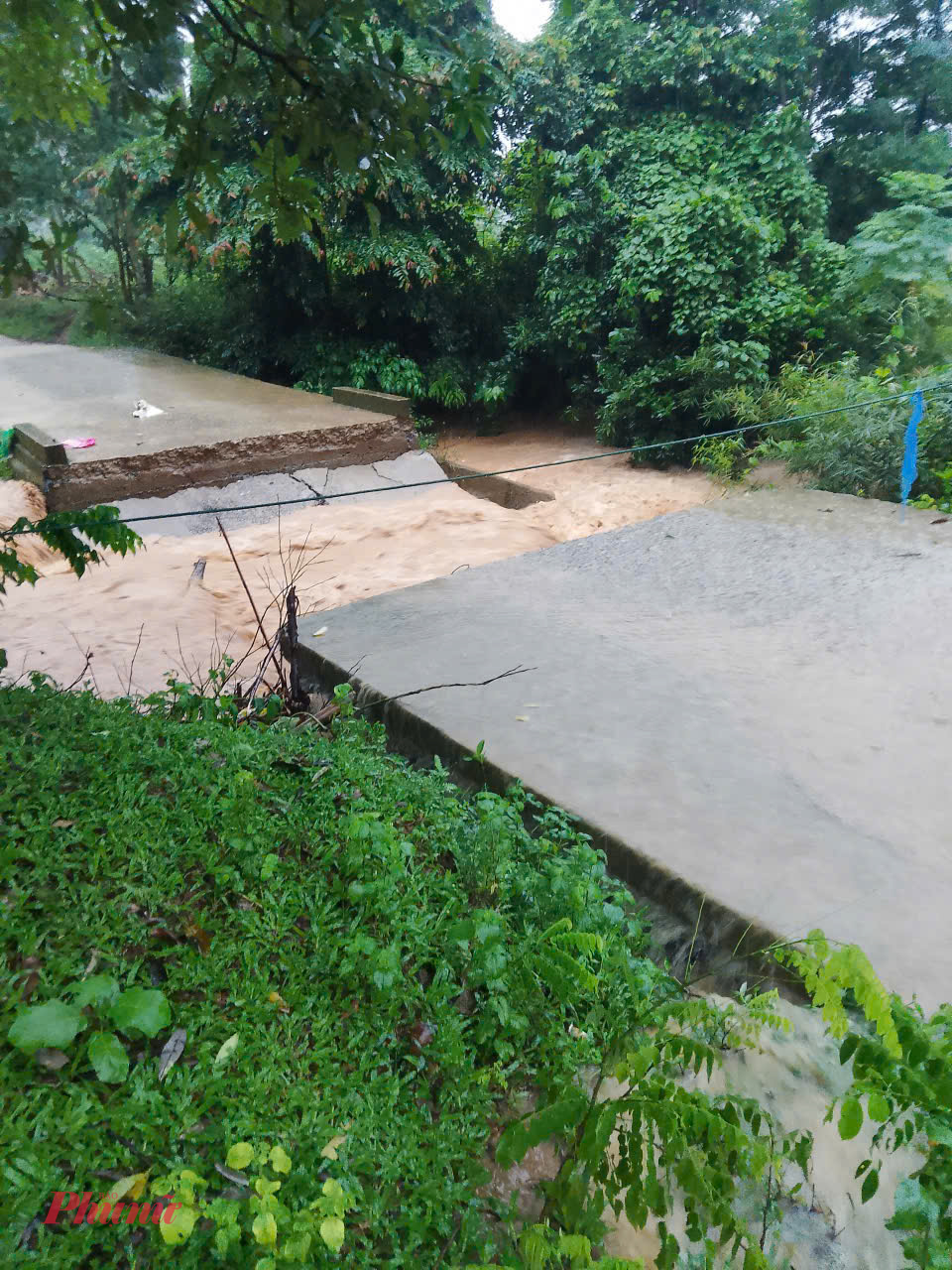 Quảng Trị dự kiến di dời hơn 14 ngàn hộ dân để ứng phó với bão số 6 Nhiều tướng đường bị sụt lún do nước lũ chảy mạnh