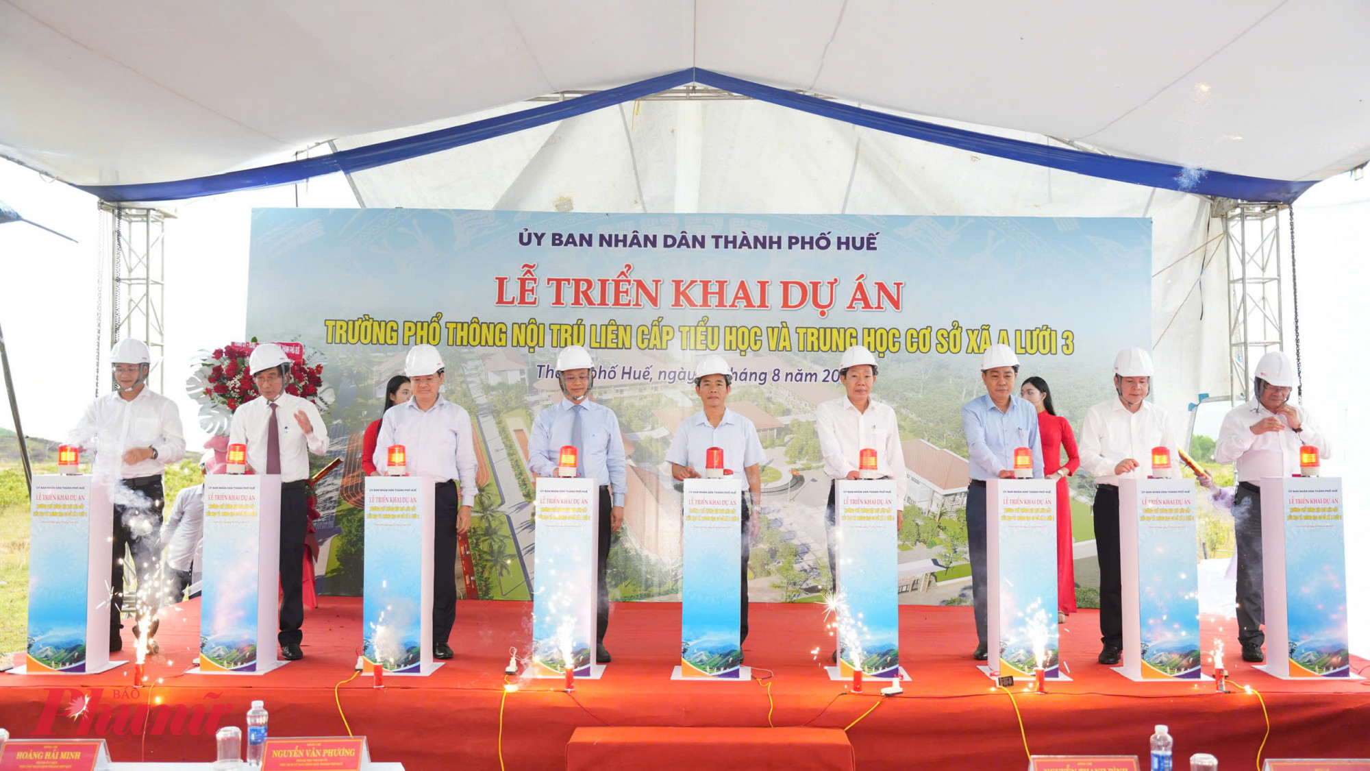 Các đại biểu ấn nút khởi công dự án Trường phổ thông nội trú liên cấp tại A Lưới
