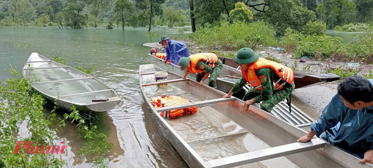 Quảng Trị dự kiến di dời hơn 14 ngàn hộ dân để ứng phó với bão số 6 Cán bộ chiến sĩ Đồn BP Cà Xèng báo cáo (phiên 9h00 ngày 30/8/2025): - Tình hình thời tiết: Trên địa bàn xã Kim Phú, xã Kim Điền