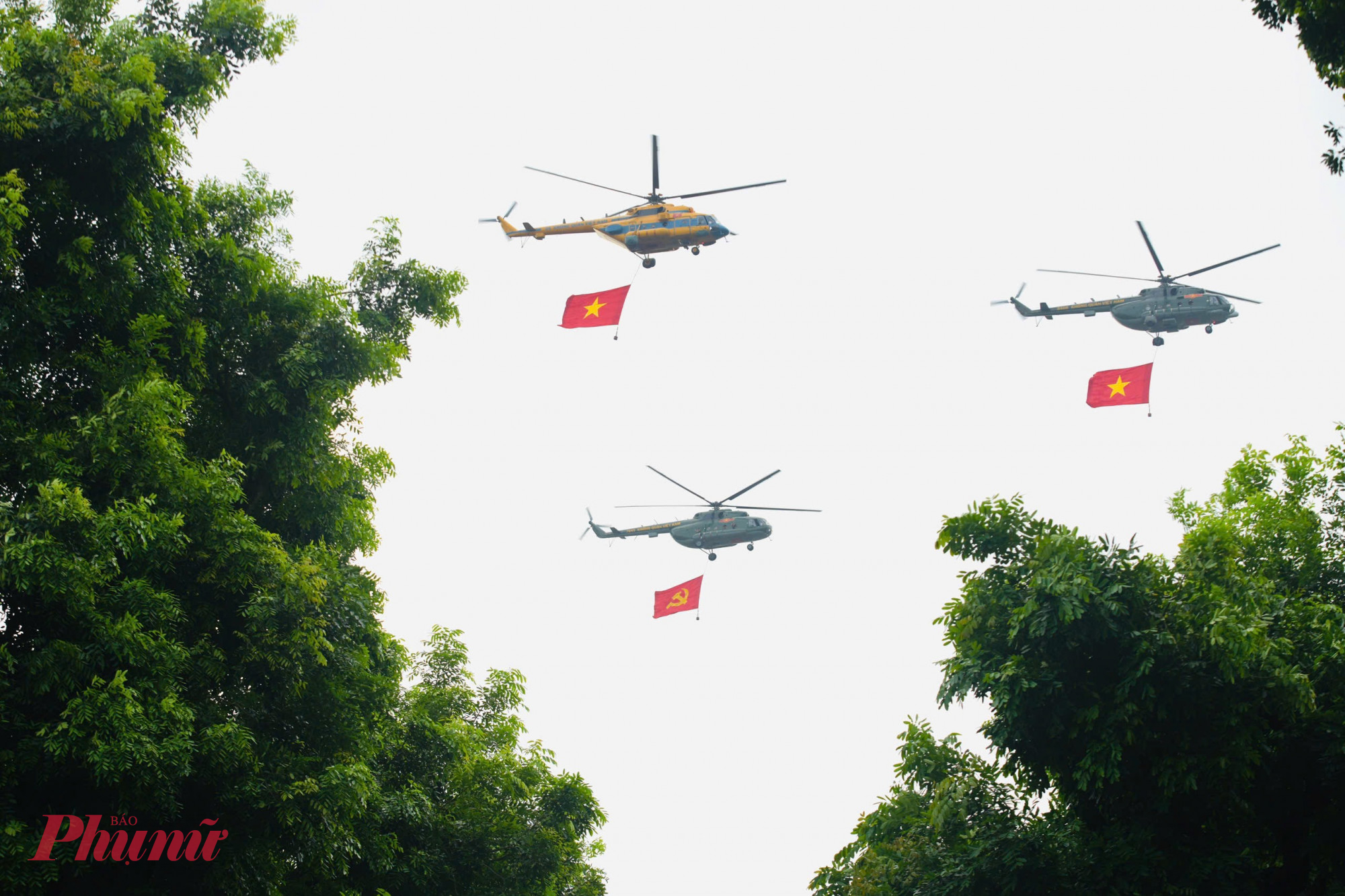 Sáng sớm nay (30/8), màn trình diễn máy bay trên bầu trời Hà Nội đã mở màn buổi Tổng duyệt A80 một cách ấn tượng.0