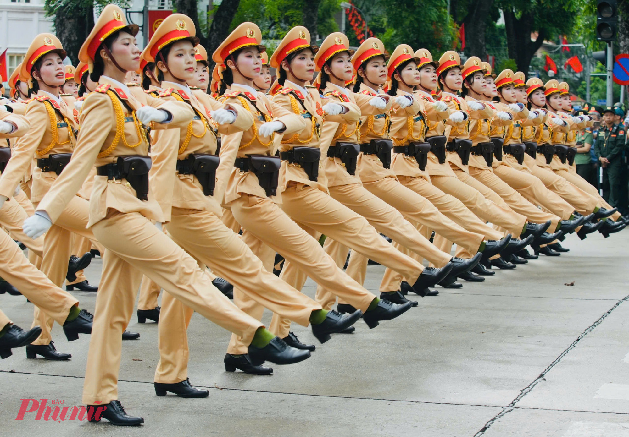 Khối nữ CSGT với bước chân đều tăm tắp.