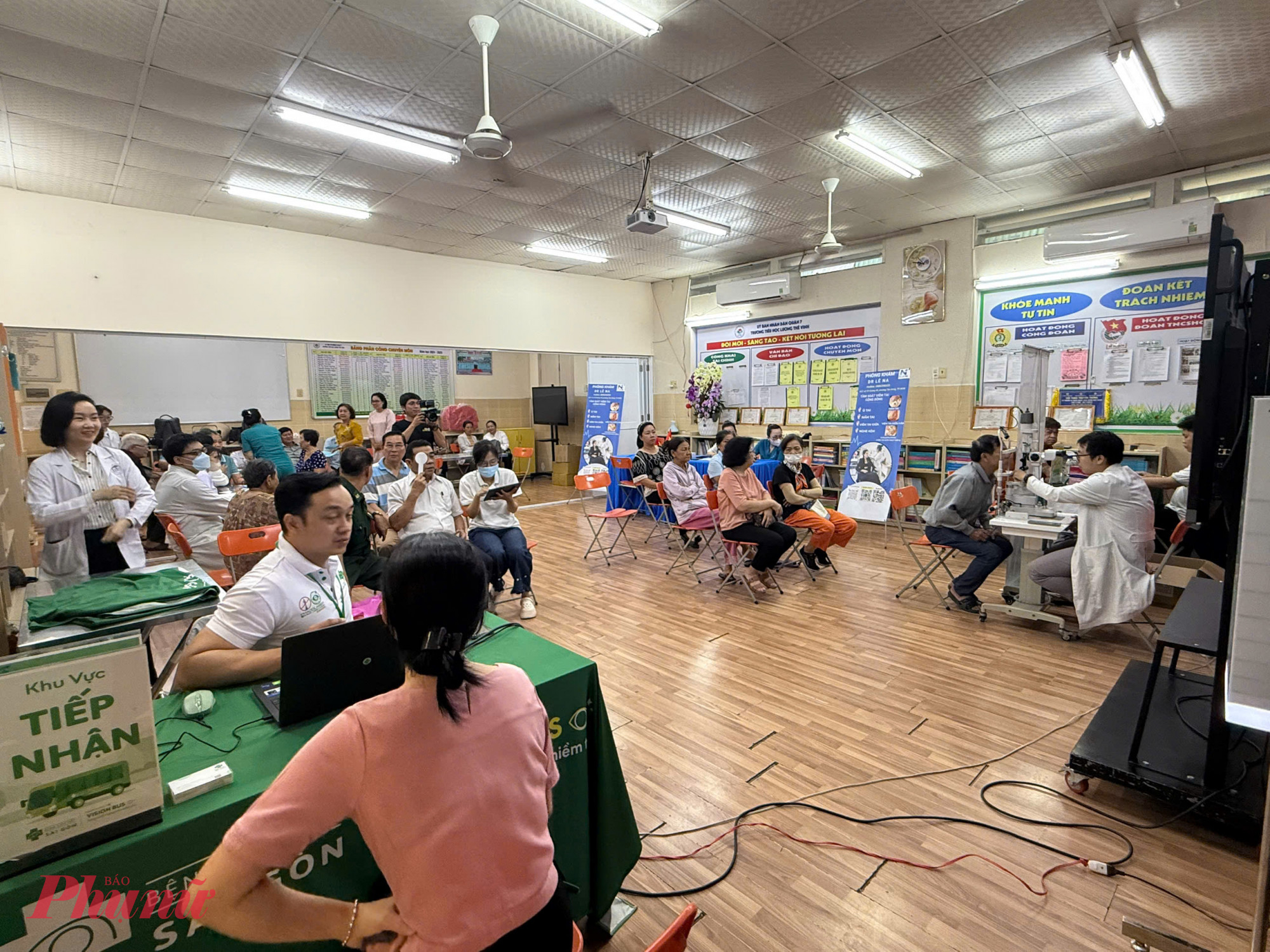 Trong khuôn khổ lễ ra mắt, Trung tâm tổ chức khám sức khỏe, trao tặng quà cho các hộ khó khăn trên địa bàn phường.