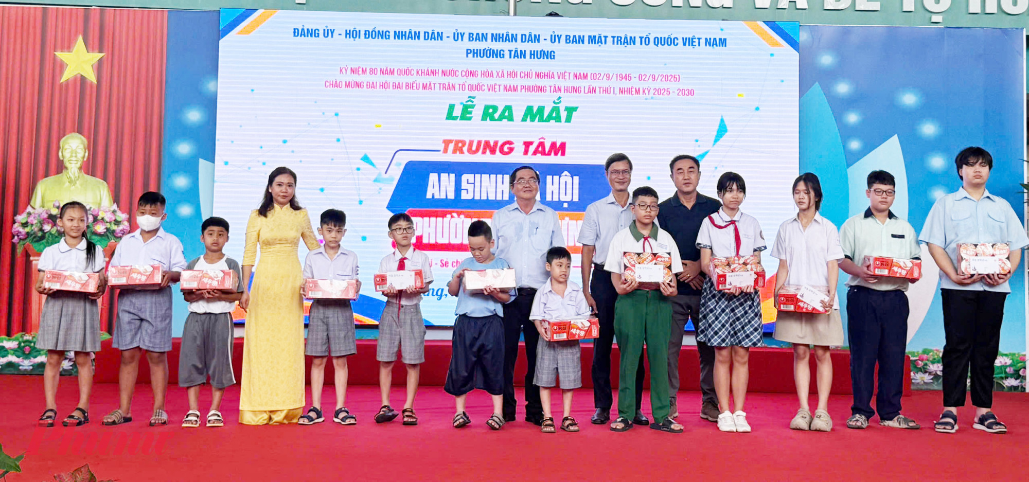 .... và trao tặng quà cho các hộ khó khăn trên địa bàn phường.
