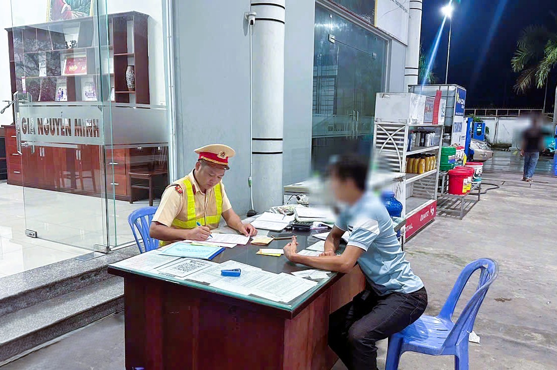 Tài xế xe khách bị xử lý. Ảnh: CA