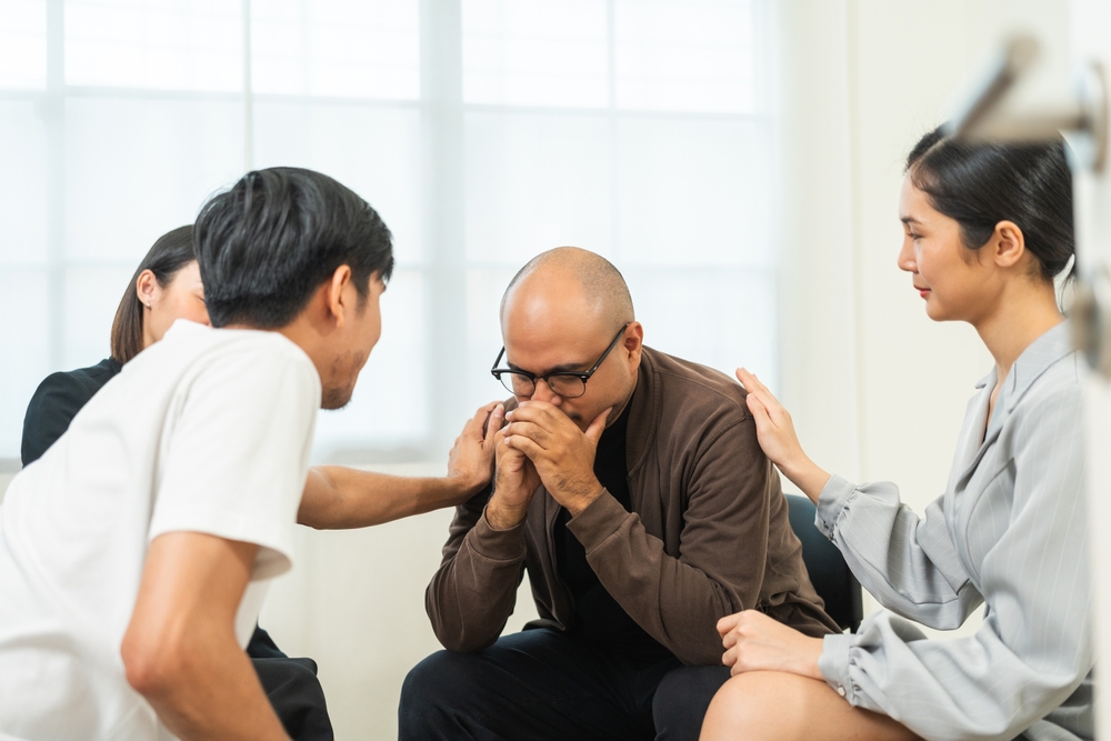 Xinđừng chê trách hay kìm hãm nước mắt đàn ông - Ảnh minh họa: Shutterstock