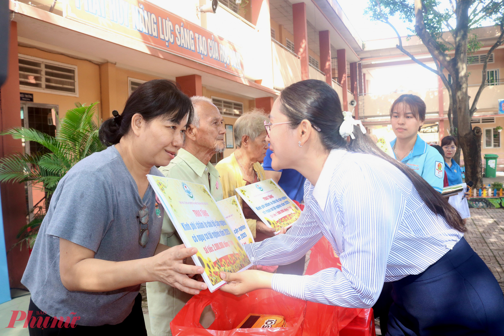 Bà Lê Thị Phương Anh - Chủ tịch Ủy ban MTTQ Việt Nam phường Linh Xuân - trao quà, động viên đại diện 24 hộ dân có hoàn cảnh đặc biệt khó khăn - Ảnh: Mẫn Nhi