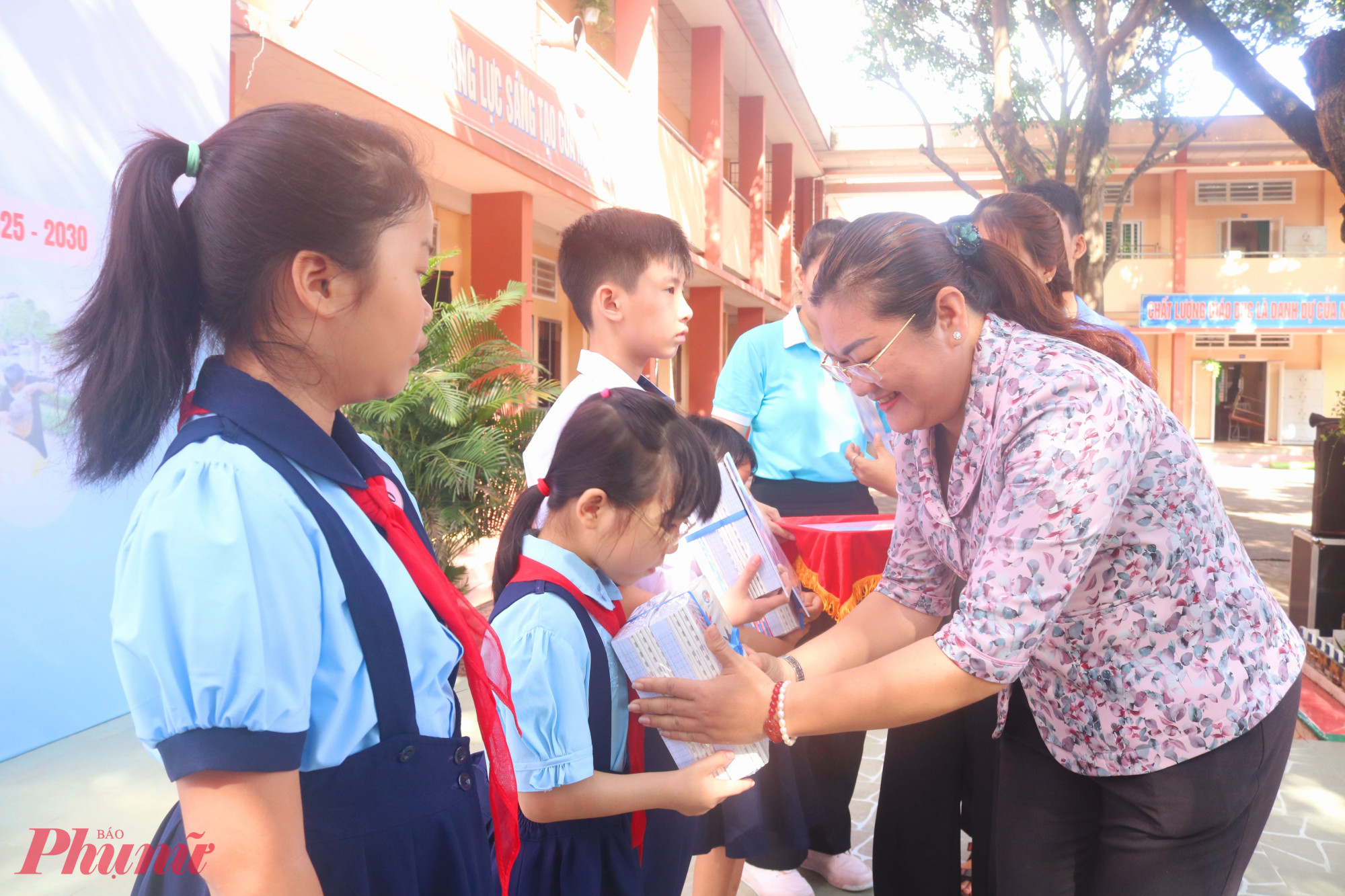 Bà Nguyễn Thị Phương Thùy - Phó chủ tịch Ủy ban MTTQ, Chủ tịch Hội LHPN phường Linh Xuân - trao học bổng Nguyễn Thị Minh Khai năm học 2025 - 2026 cho các em học sinh - Ảnh: Mẫn Nhi