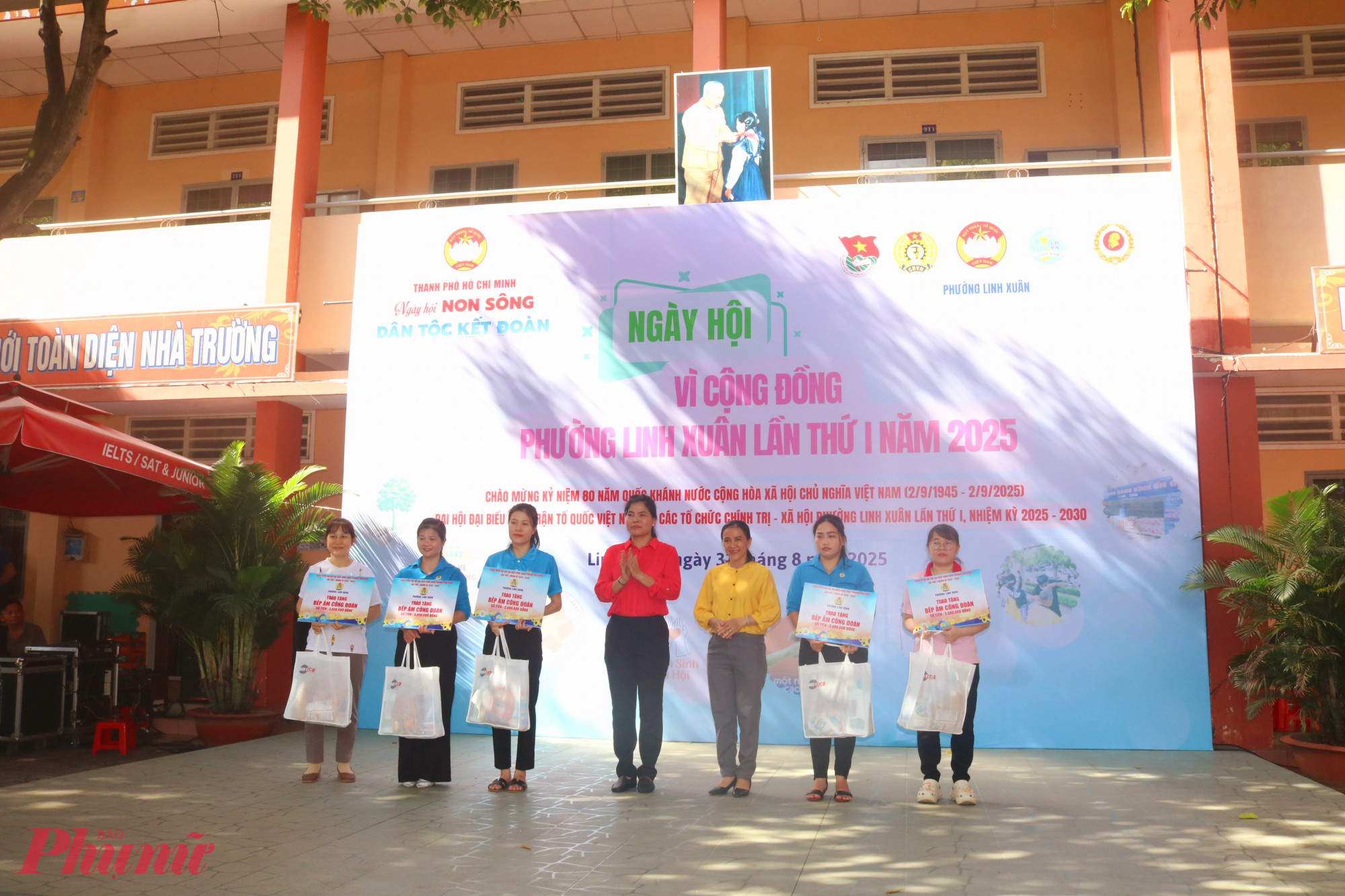 Ban tổ chức trao quà và bảng tượng trưng “Bếp ấm công đoàn” cho các anh, chị - Ảnh: Mẫn Nhi