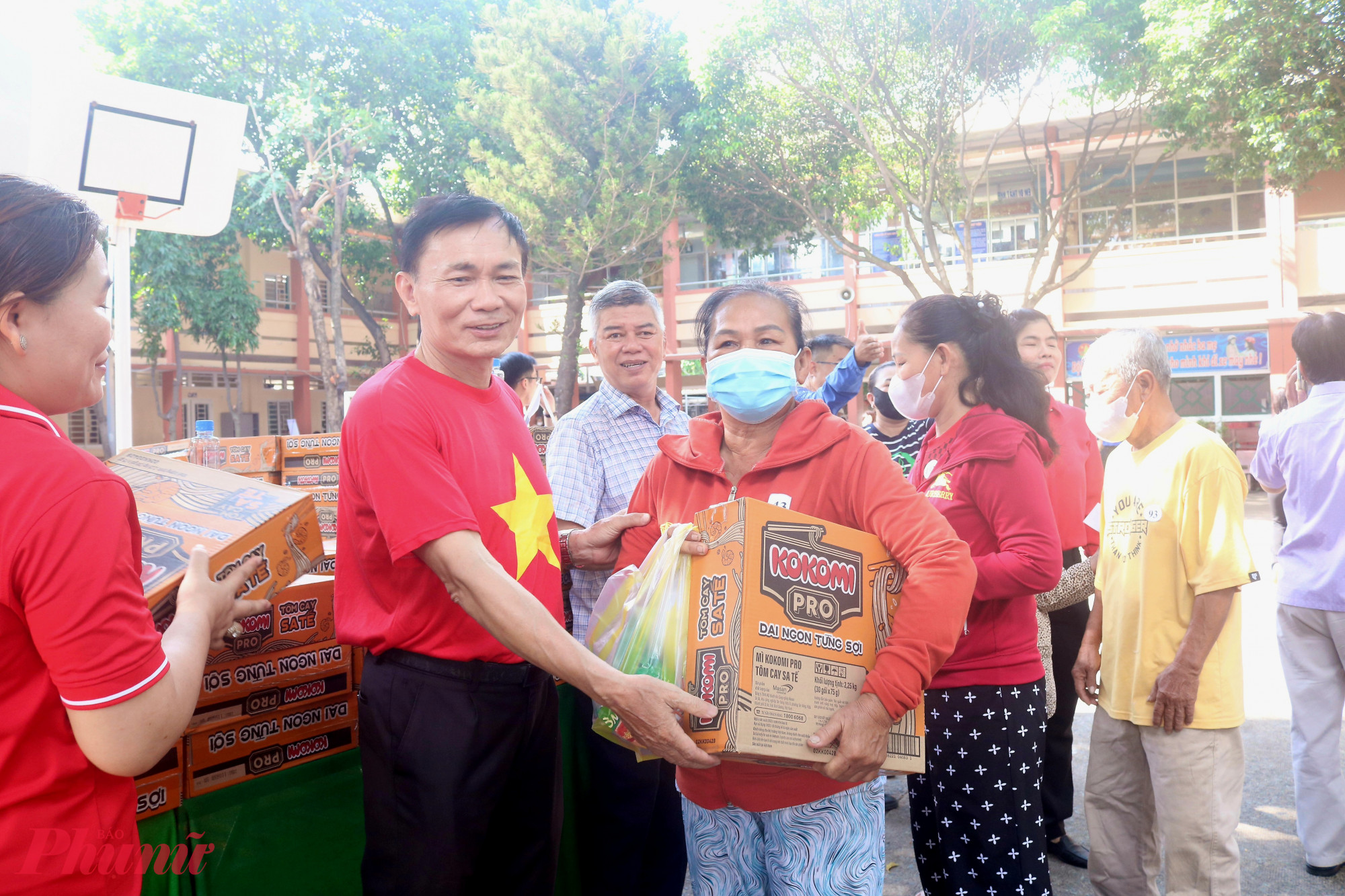 Những phần quà thiết thực được trao đến tay người dân - Ảnh: Mẫn Nhi