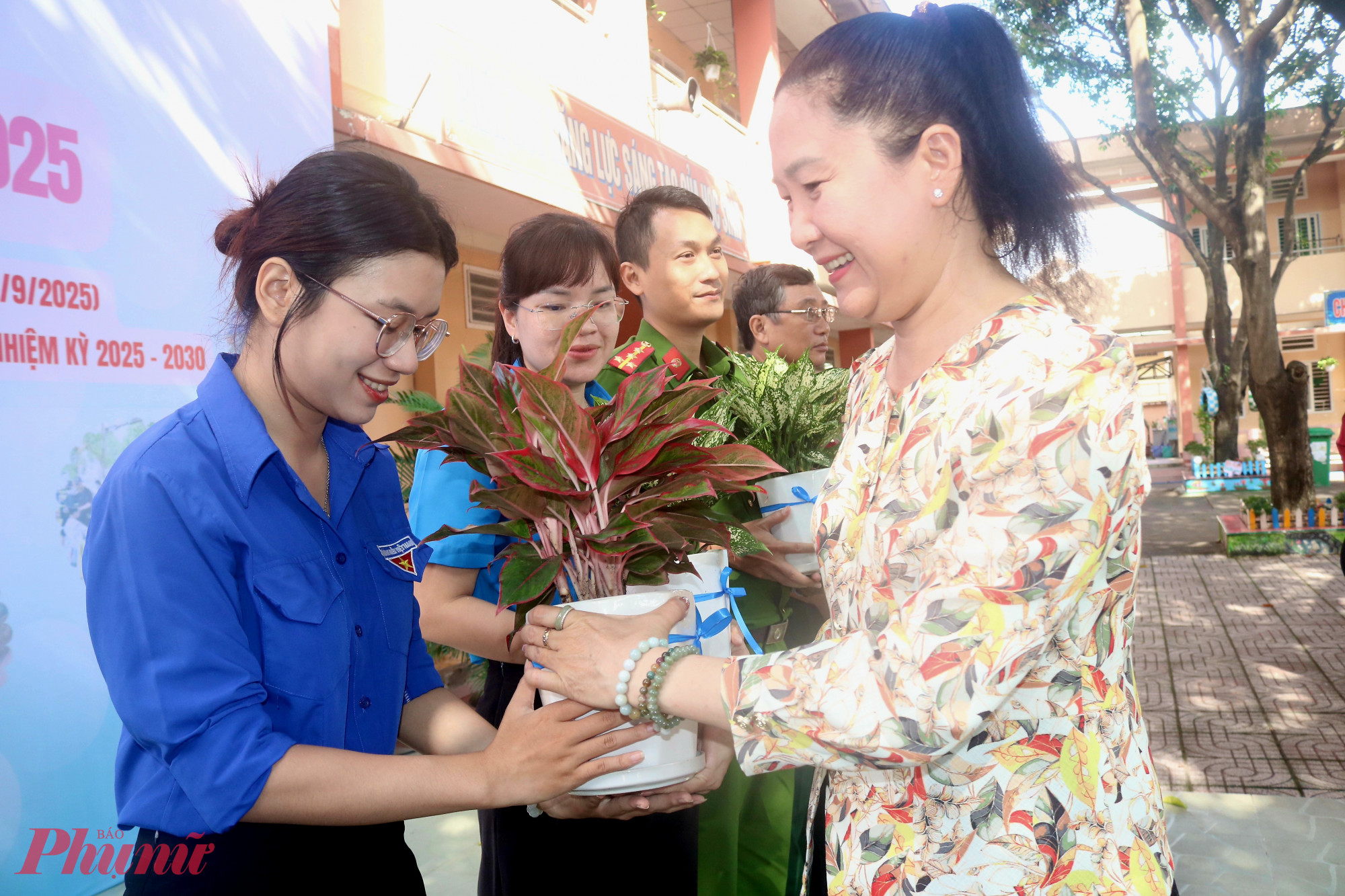 Ban tổ chức tặng cây và phát động phong trào trồng cây xanh trên địa bàn phường - Ảnh: Mẫn Nhi