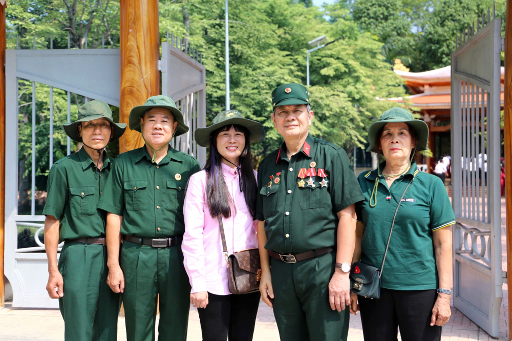 Ông Ngọc Kiên Cường (thứ hai từ trái qua) - Bí thư chi bộ khu phố 31, phường Long Bình - cùng các cựu chiến binh đến thắp hương tại đền tưởng niệm anh hùng liệt sĩ ở xã An Nhơn Tây dịp 30/4/2025