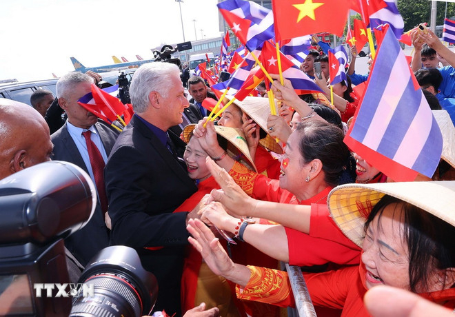 Chủ tịch nước Cuba và Phu nhân đến Hà Nội, bắt đầu thăm cấp Nhà nước Bí thư Thứ nhất, Chủ tịch nước Cuba Miguel Díaz-Canel Bermúdez giao lưu với đông đảo người dân Thủ đô ra đón tại Sân bay quốc tế Nội Bài, Hà Nội. (Ảnh: Văn Điệp/TTXVN)