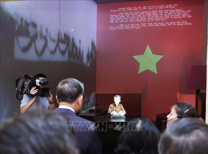 Tổng Bí thư Tô Lâm thăm di tích nhà số 48 Hàng Ngang. Ảnh: Thống Nhất/TTXVN