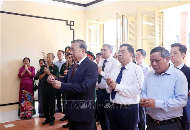 Tổng Bí thư Tô Lâm dâng hương Chủ tịch Hồ Chí Minh. Ảnh: Thống Nhất/TTXVN