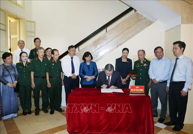 Tổng Bí thư Tô Lâm viết sổ lưu niệm tại Di tích Nhà số 48 Hàng Ngang. Ảnh: Thống Nhất/TTXVN