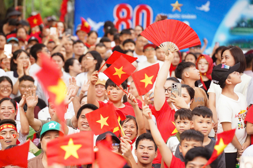 Sức mạnh của lòng yêu nước trong thời đại mới Người dân từ khắp mọi miền đất nước về thủ đô Hà Nội để xem lễ tổng duyệt diễu binh, diễu hành kỷ niệm 80 năm ngày Cách mạng tháng Tám thành công và Quốc khánh nước Cộng hòa Xã hội chủ nghĩa Việt Nam - ẢNH: BẢO KHANG