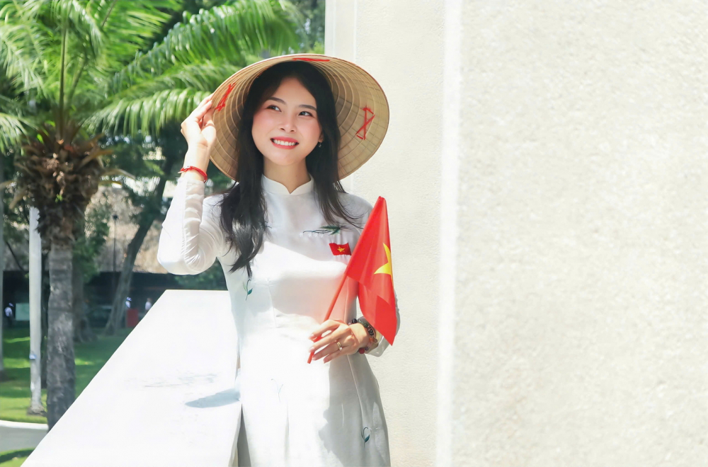 Gắn kết gia đình, thêm yêu đất nước Chị Vân Dương đầy tự hào trong trang phục truyền thống - ẢNH: NHÃ CHÂN